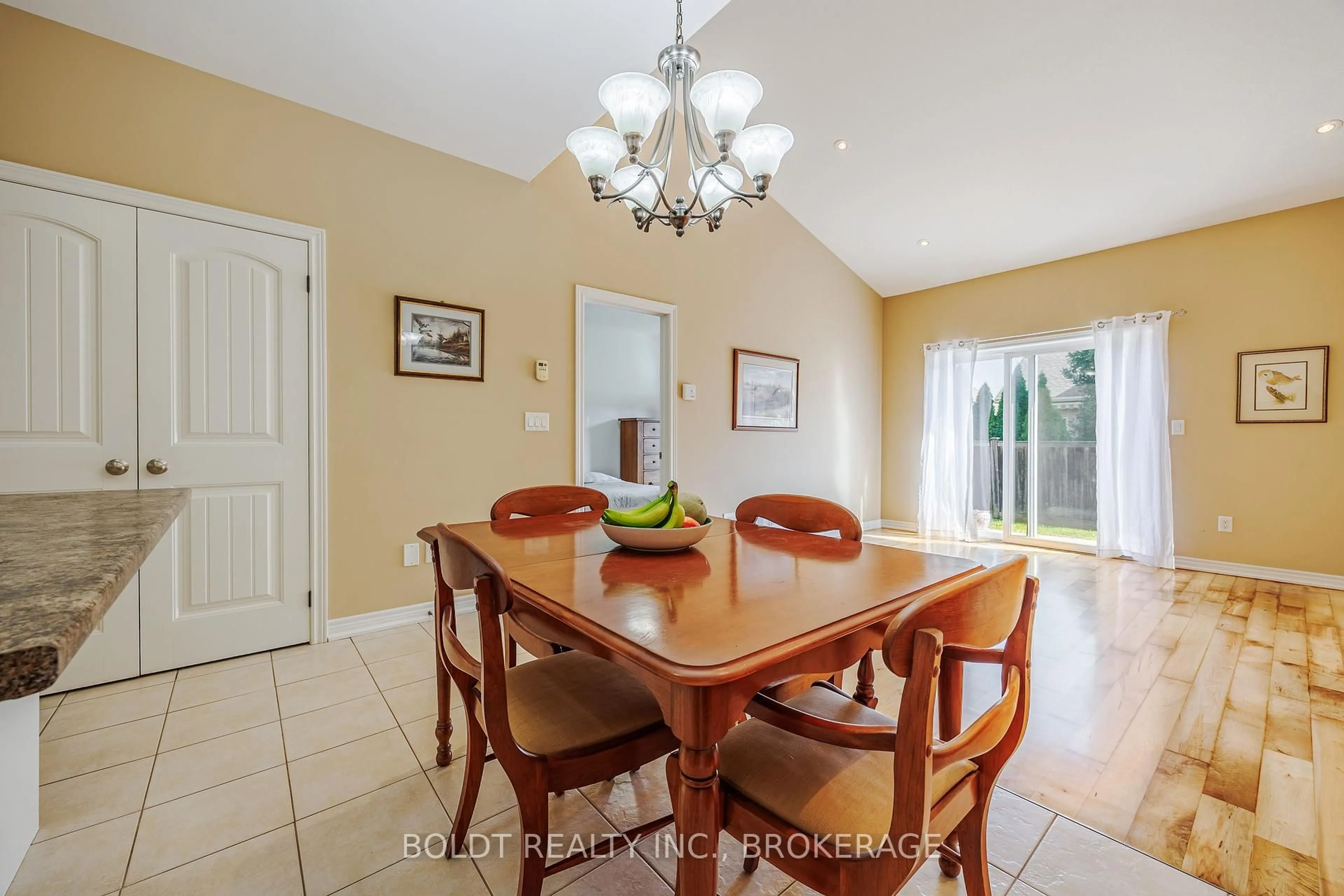 Dining room, ceramic/tile floor for 58 Videl Cres, St. Catharines Ontario L2S 2R4