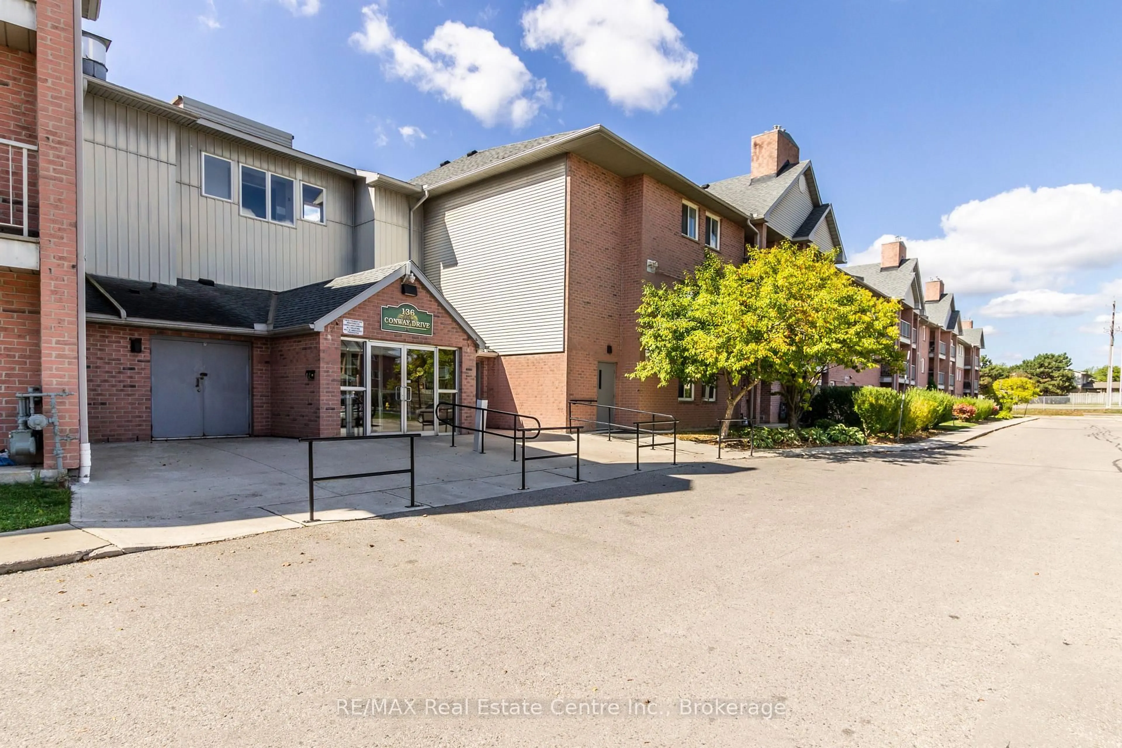 A pic from outside/outdoor area/front of a property/back of a property/a pic from drone, unknown for 136 Conway Dr #3, London South Ontario N6E 3N1