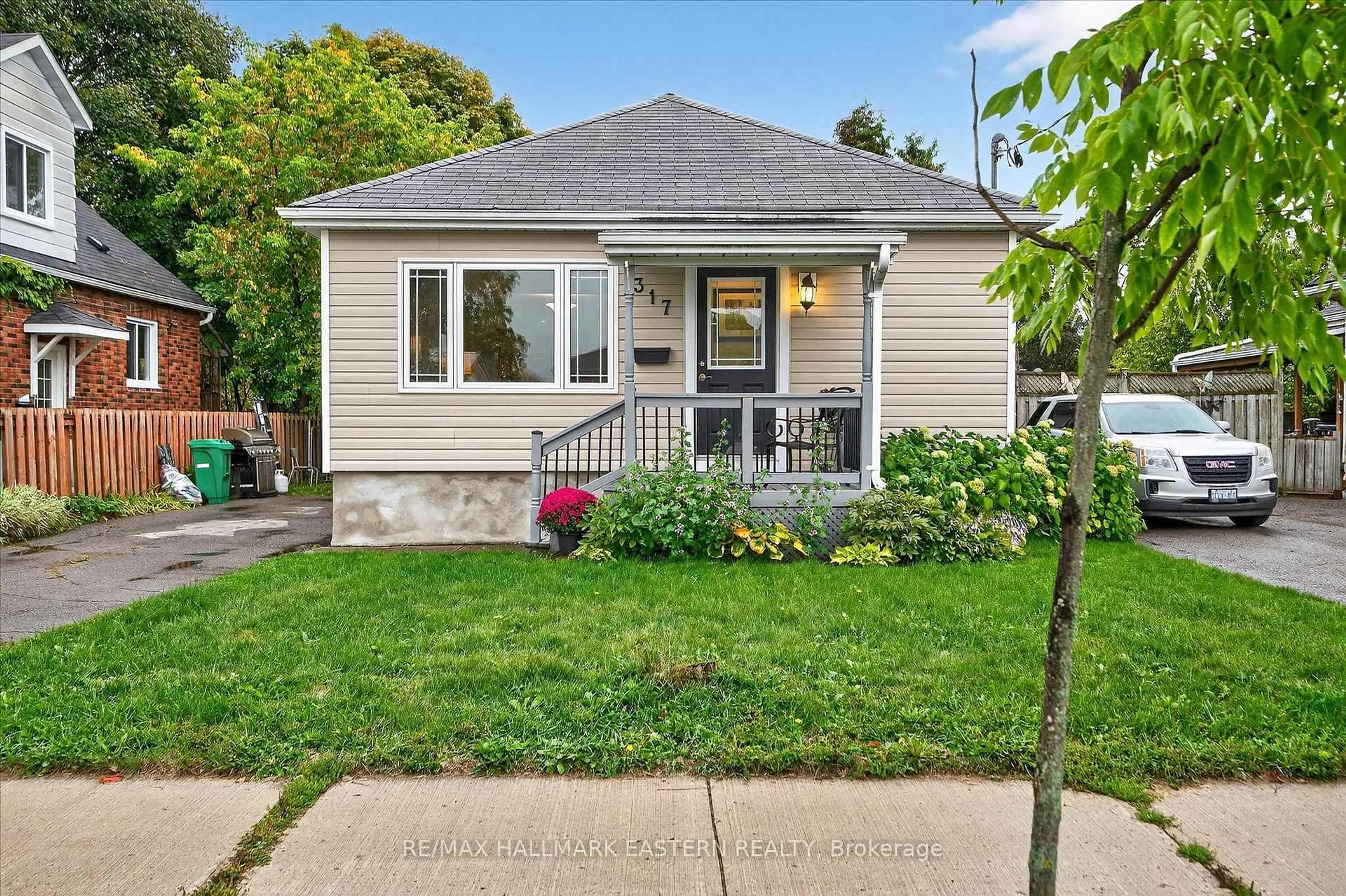 Home with vinyl exterior material, street for 317 Wilson St, Peterborough Ontario K9J 1T4