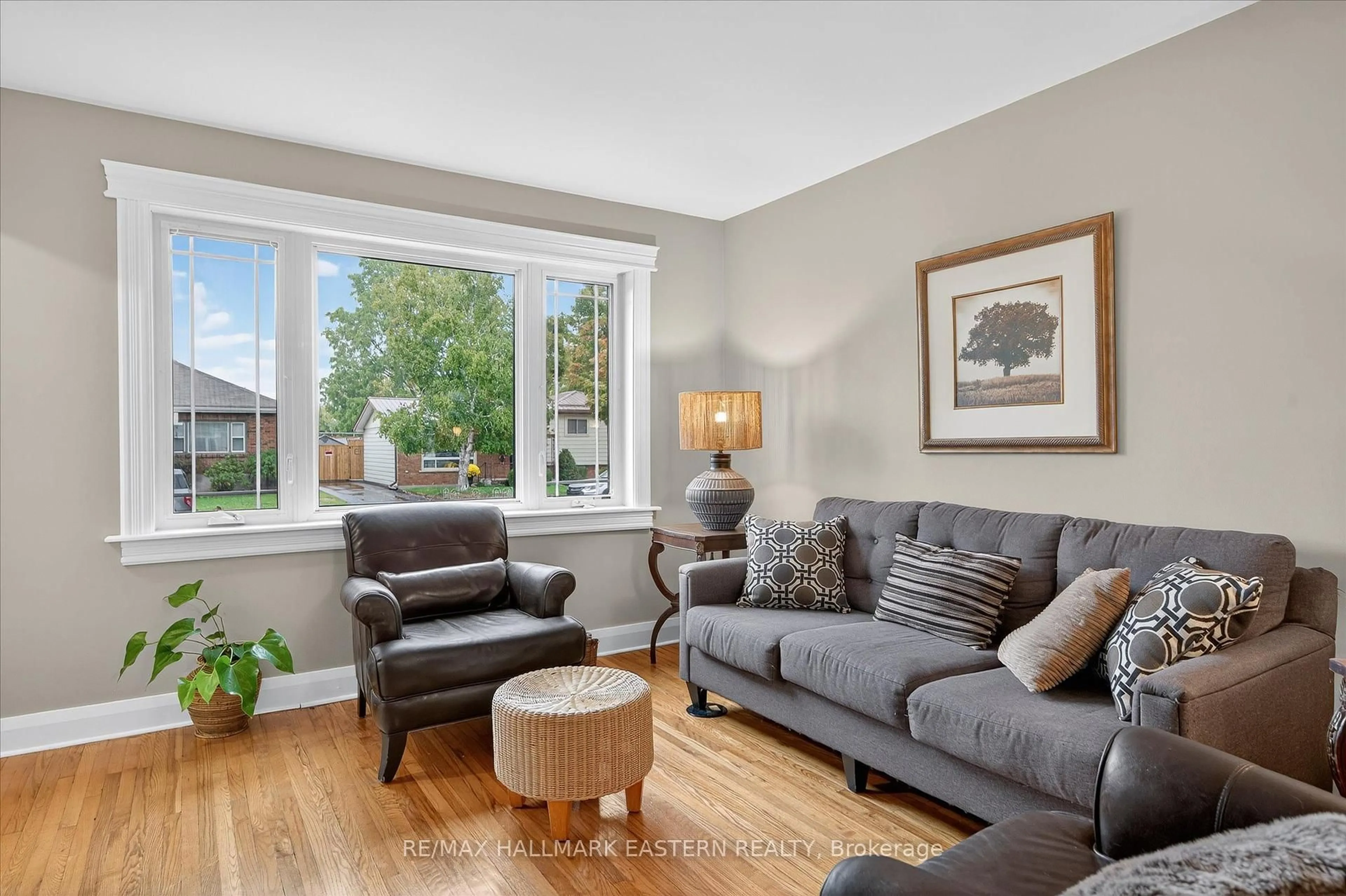 Living room with furniture, wood/laminate floor for 317 Wilson St, Peterborough Ontario K9J 1T4