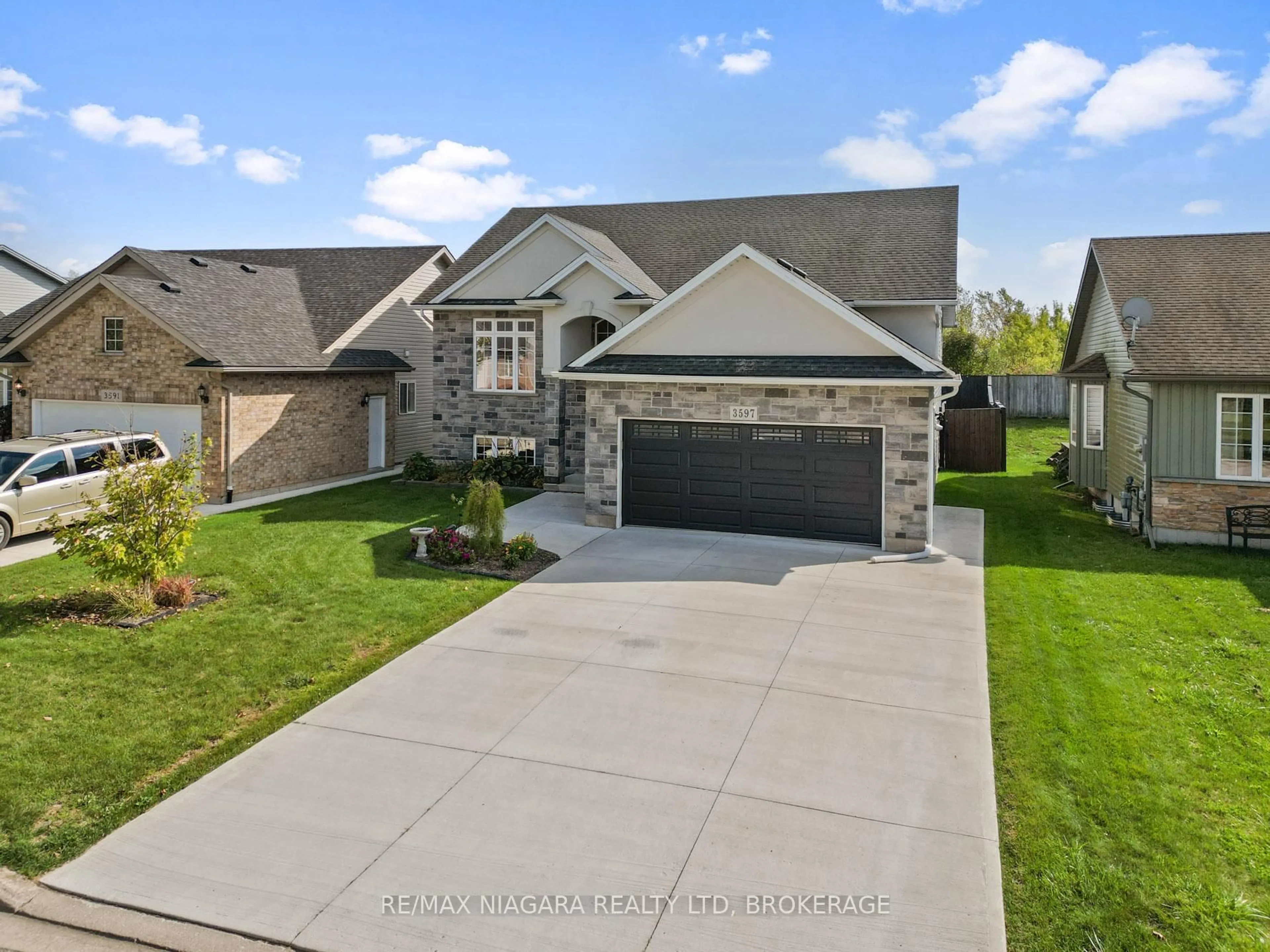 A pic from outside/outdoor area/front of a property/back of a property/a pic from drone, street for 3597 CARVER St, Fort Erie Ontario L0S 1S0