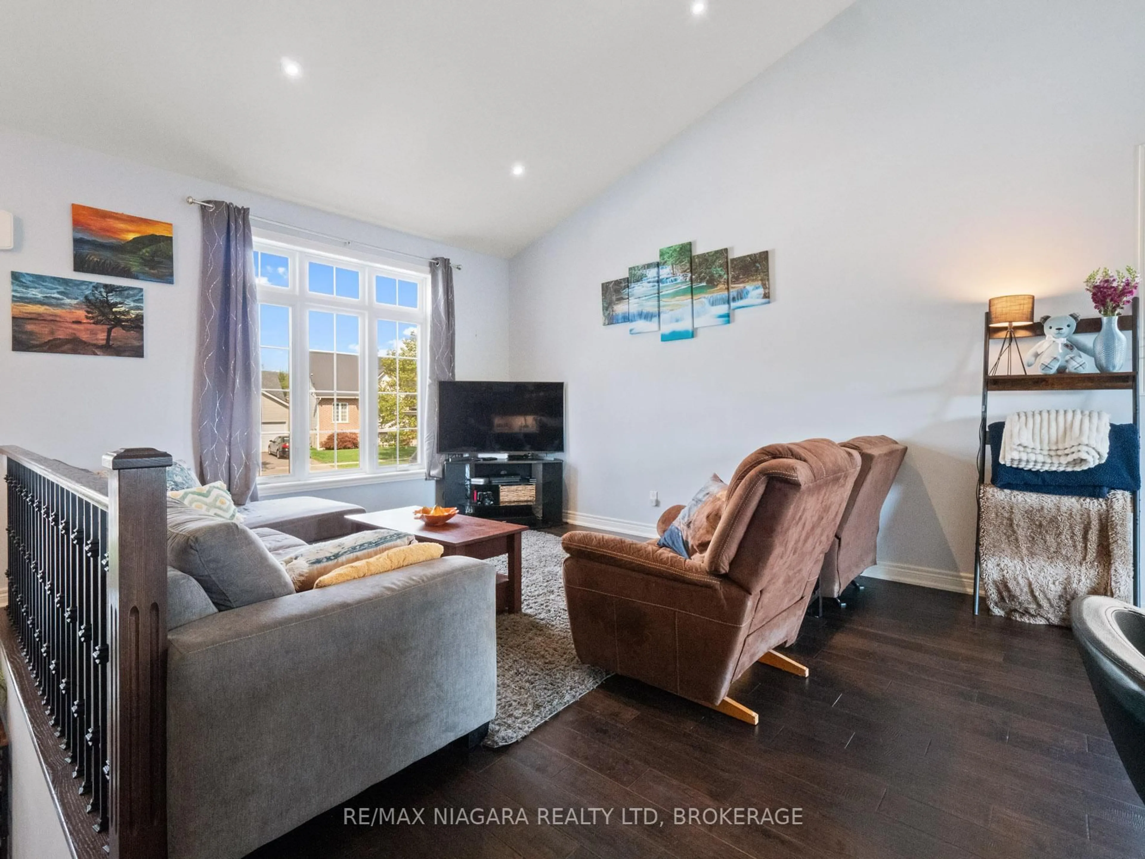 Living room with furniture, wood/laminate floor for 3597 CARVER St, Fort Erie Ontario L0S 1S0