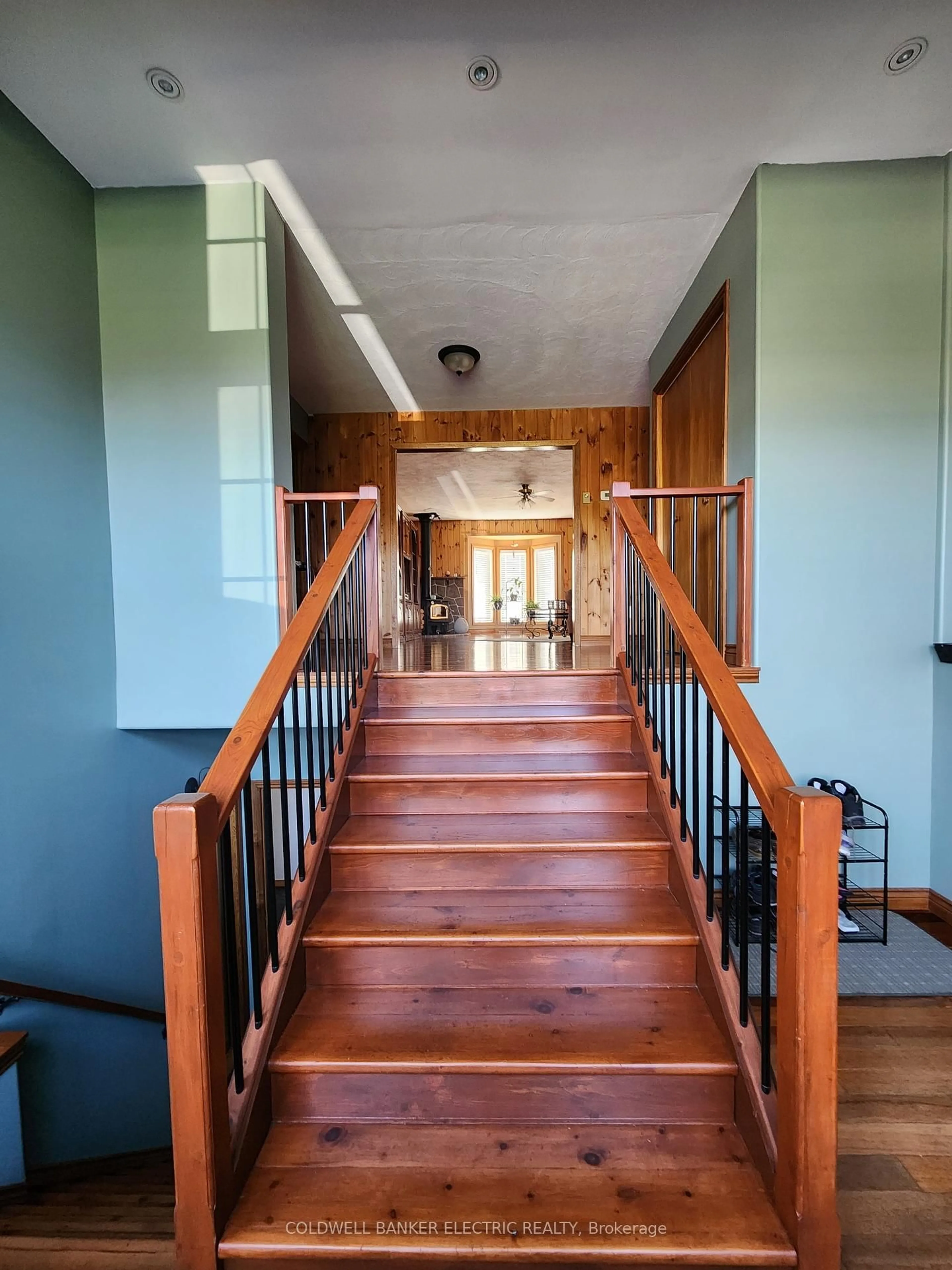 Indoor foyer for 1034 Serpent Mounds Rd, Otonabee-South Monaghan Ontario K0L 2G0