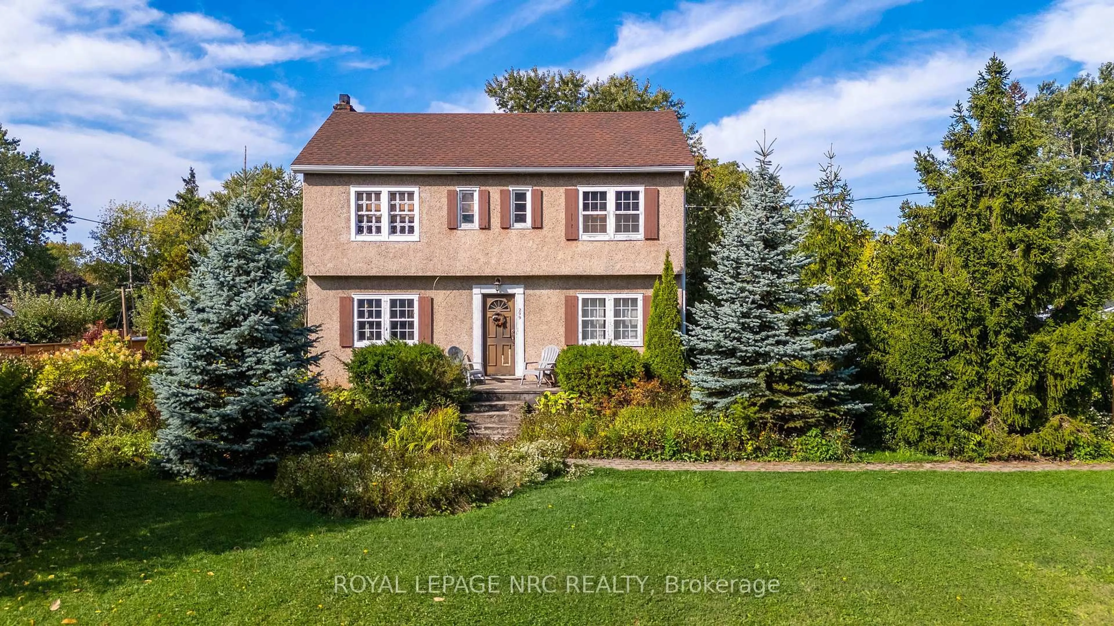 A pic from outside/outdoor area/front of a property/back of a property/a pic from drone, street for 299 First Ave, Welland Ontario L3C 1Z1