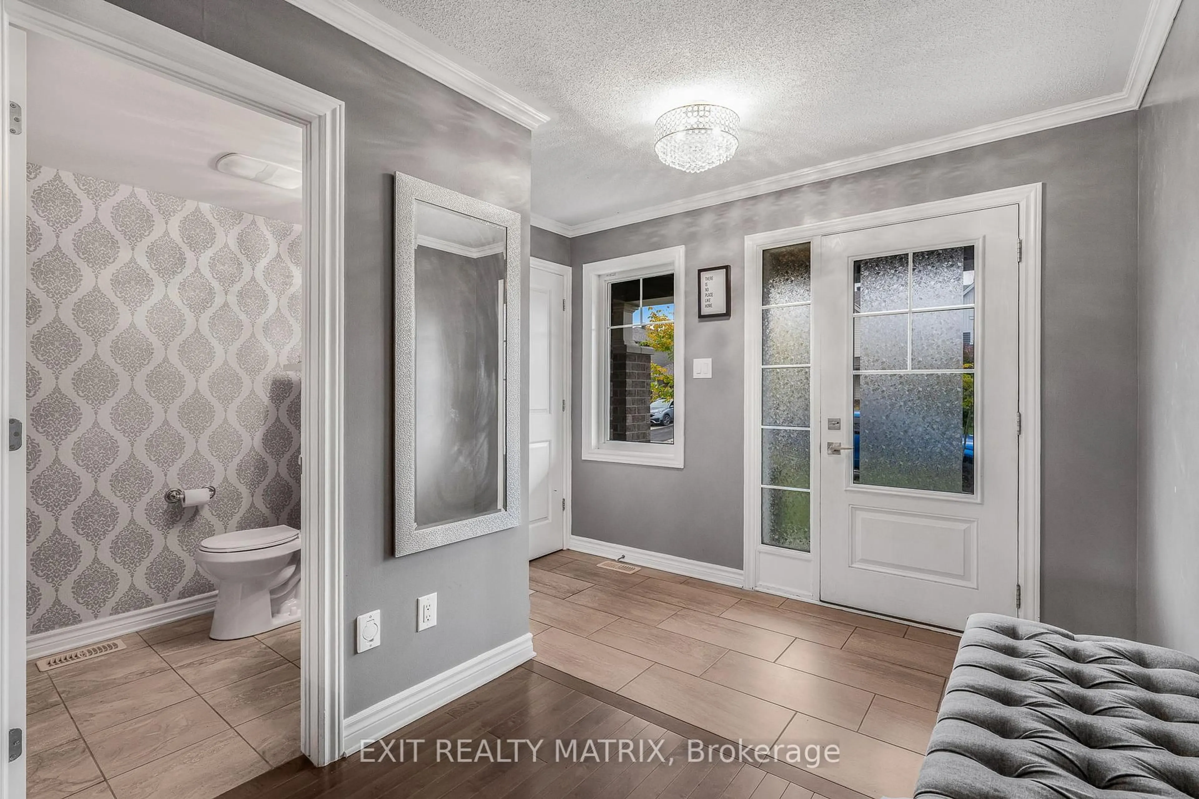 Indoor entryway for 700 Magnolia St, Ottawa Ontario K4A 3W4