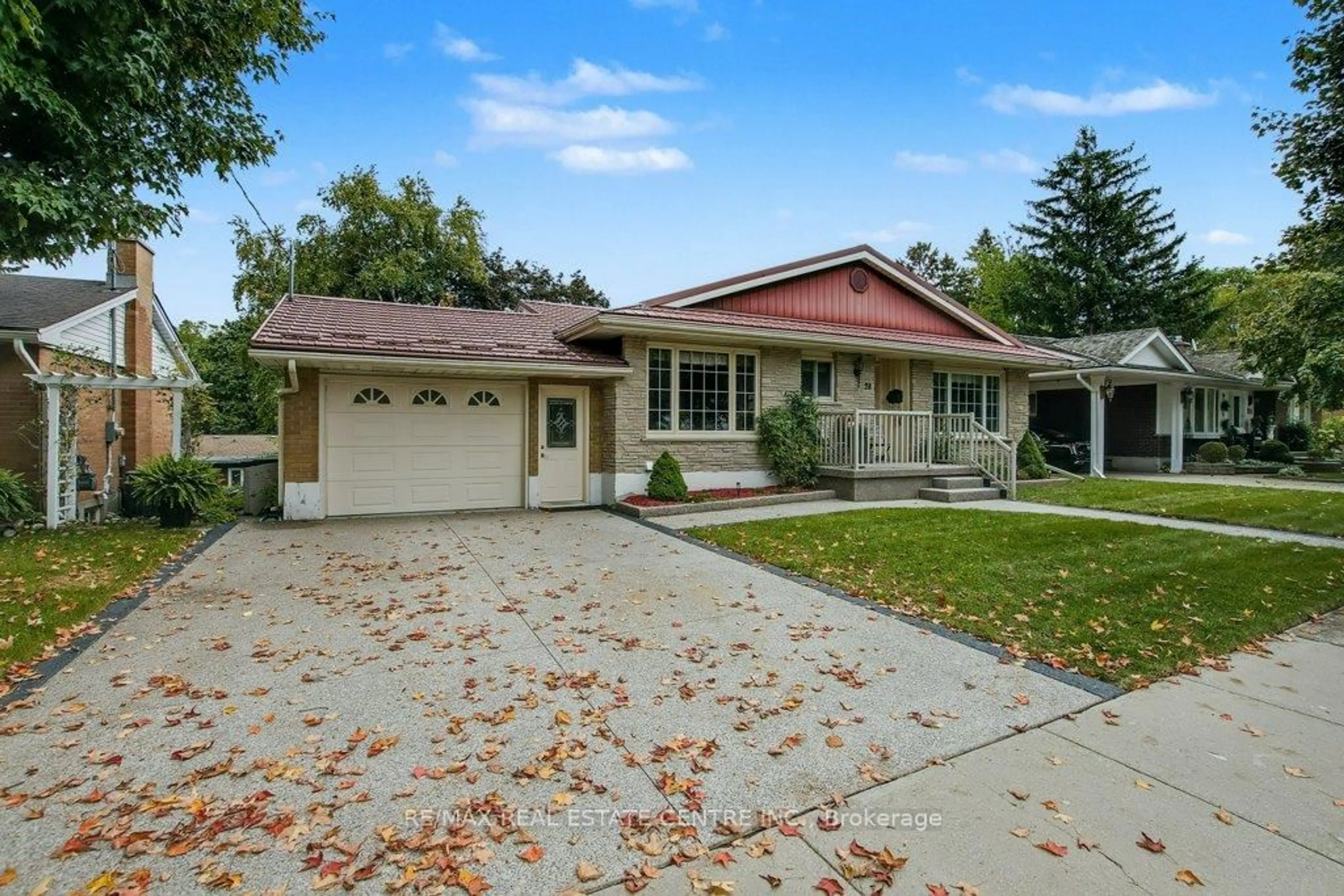 Home with vinyl exterior material, street for 28 Meadow Cres, Kitchener Ontario N2M 4E7
