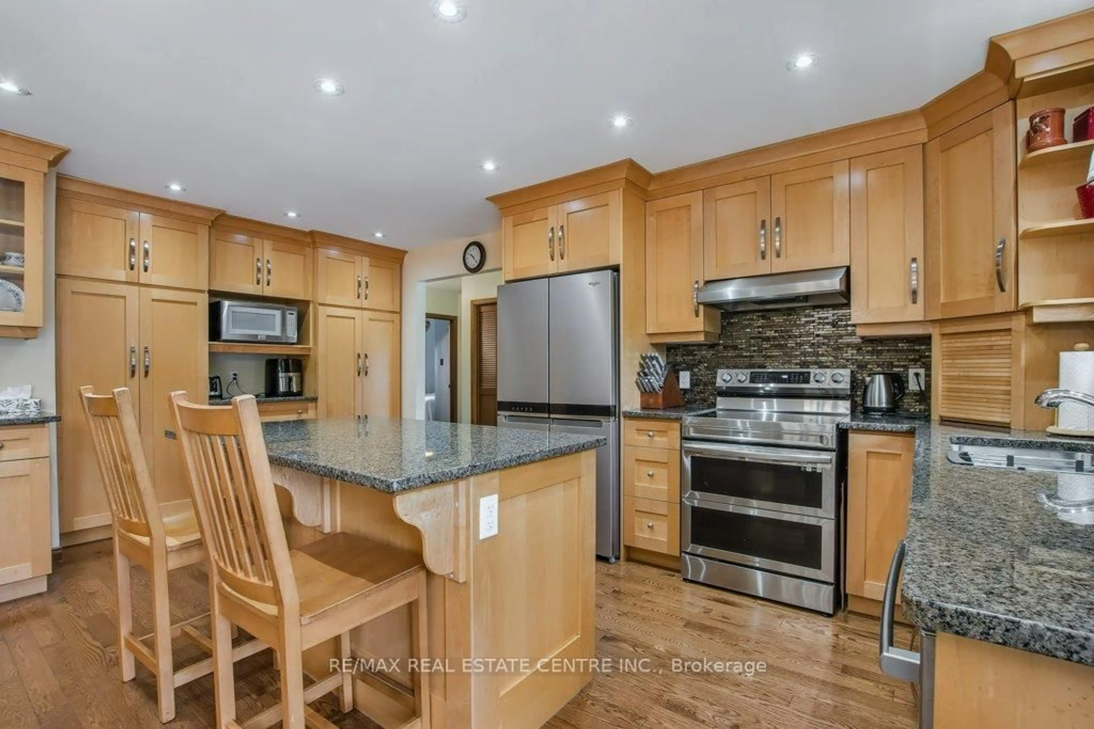 Open concept kitchen, unknown for 28 Meadow Cres, Kitchener Ontario N2M 4E7