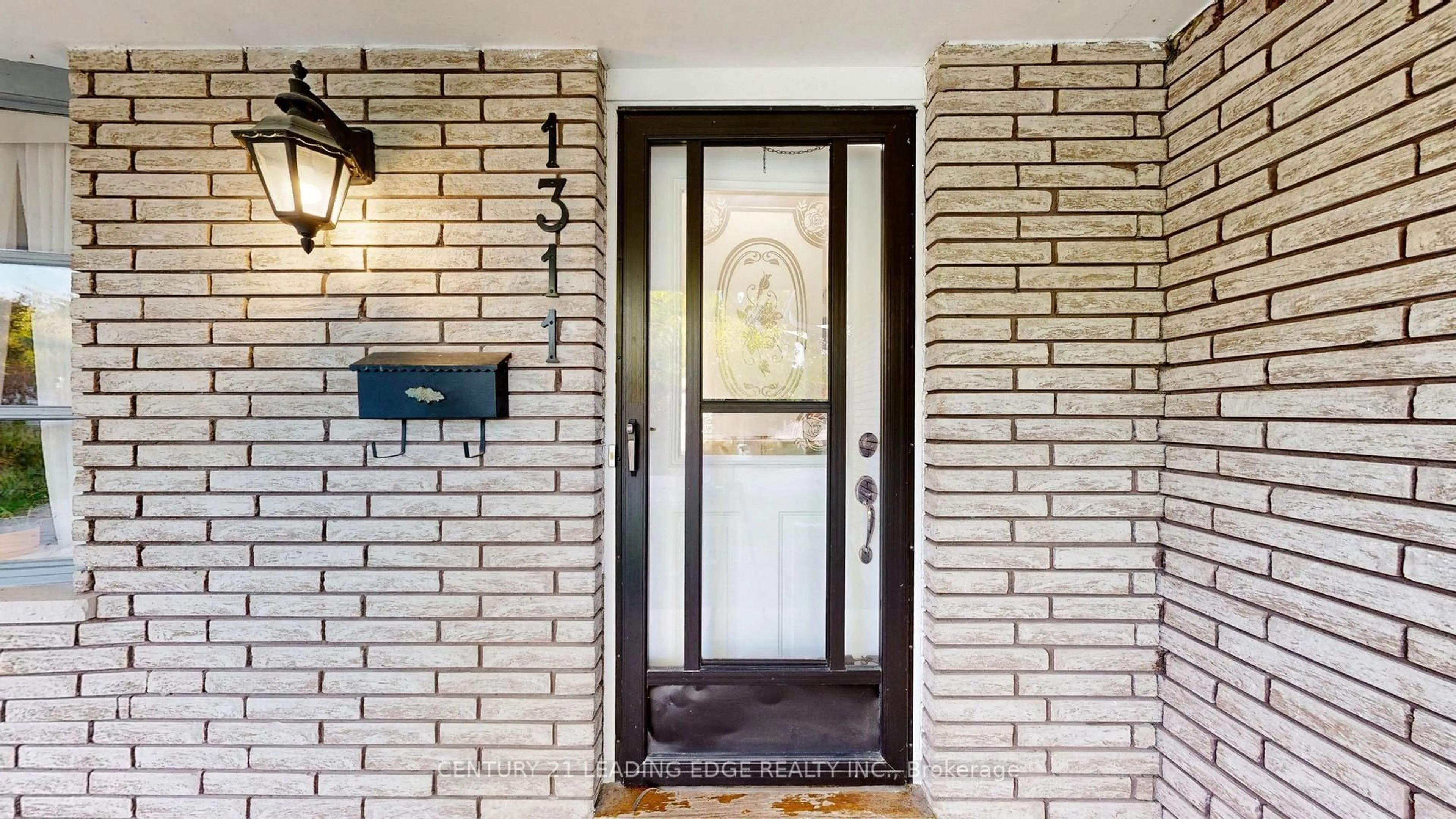 Indoor entryway for 1311 Cartier Blvd, Peterborough Ontario K9H 6S4