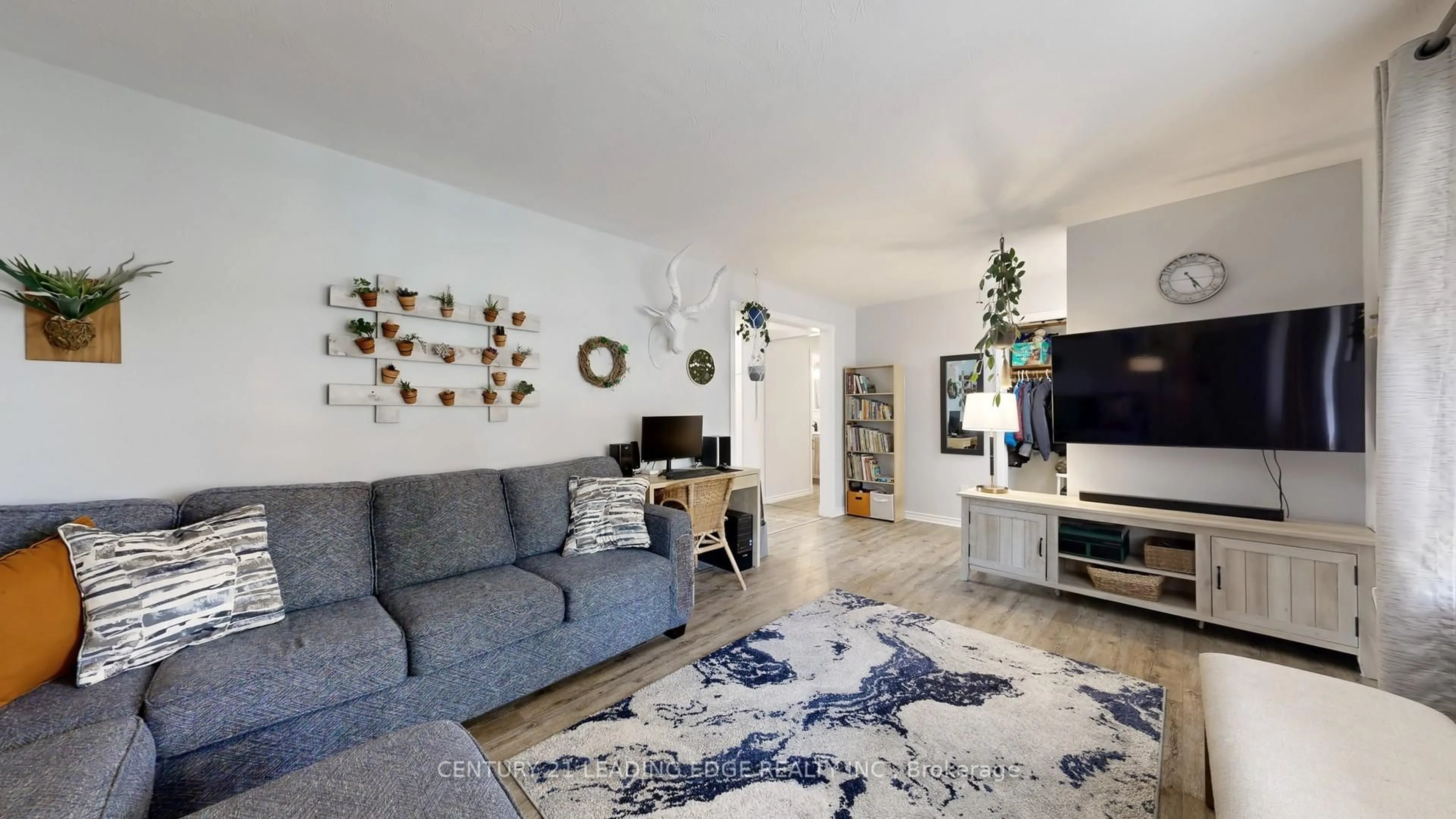 Living room with furniture, unknown for 1311 Cartier Blvd, Peterborough Ontario K9H 6S4