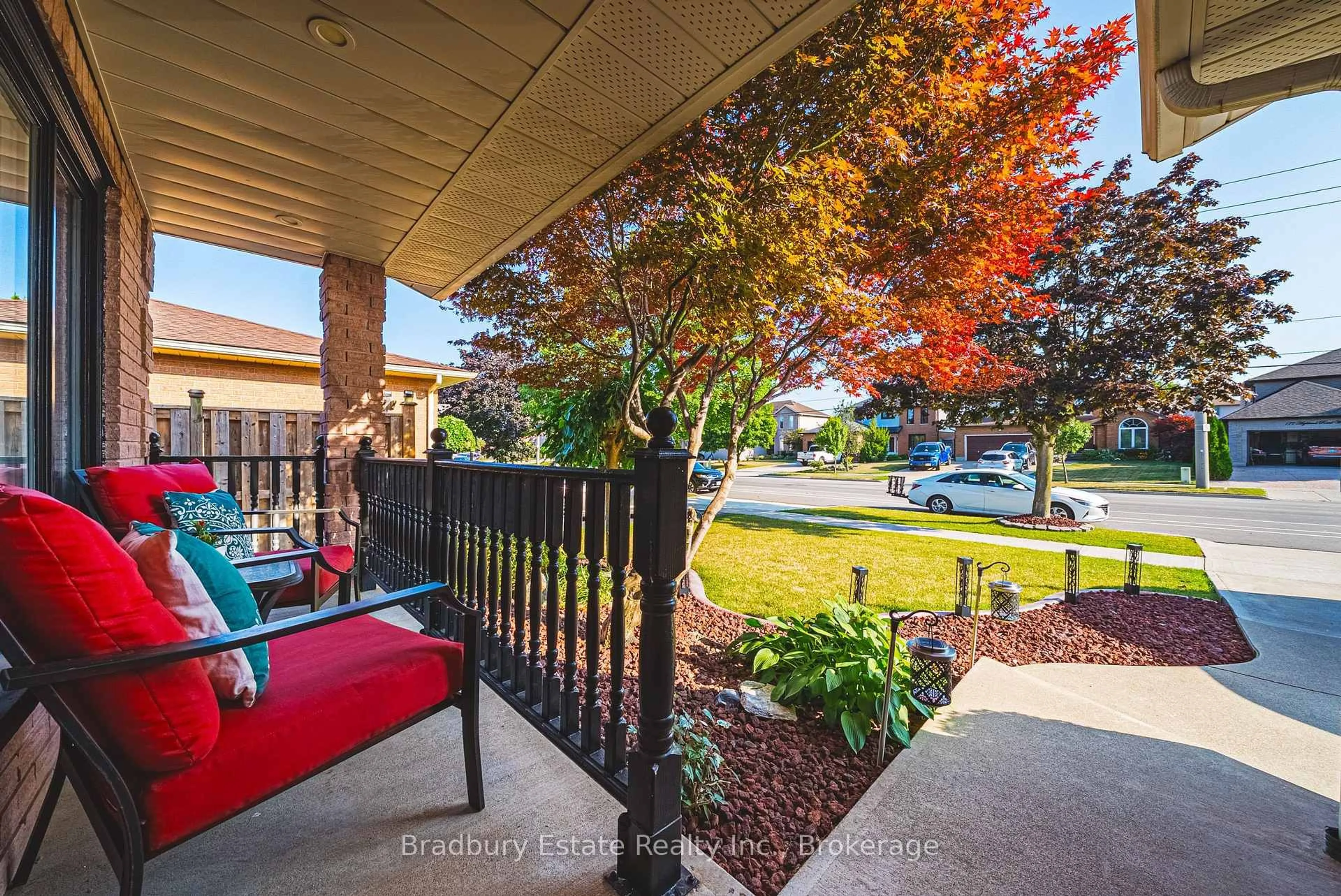 Patio, street for 176 Highland Rd, Hamilton Ontario L8J 2S6