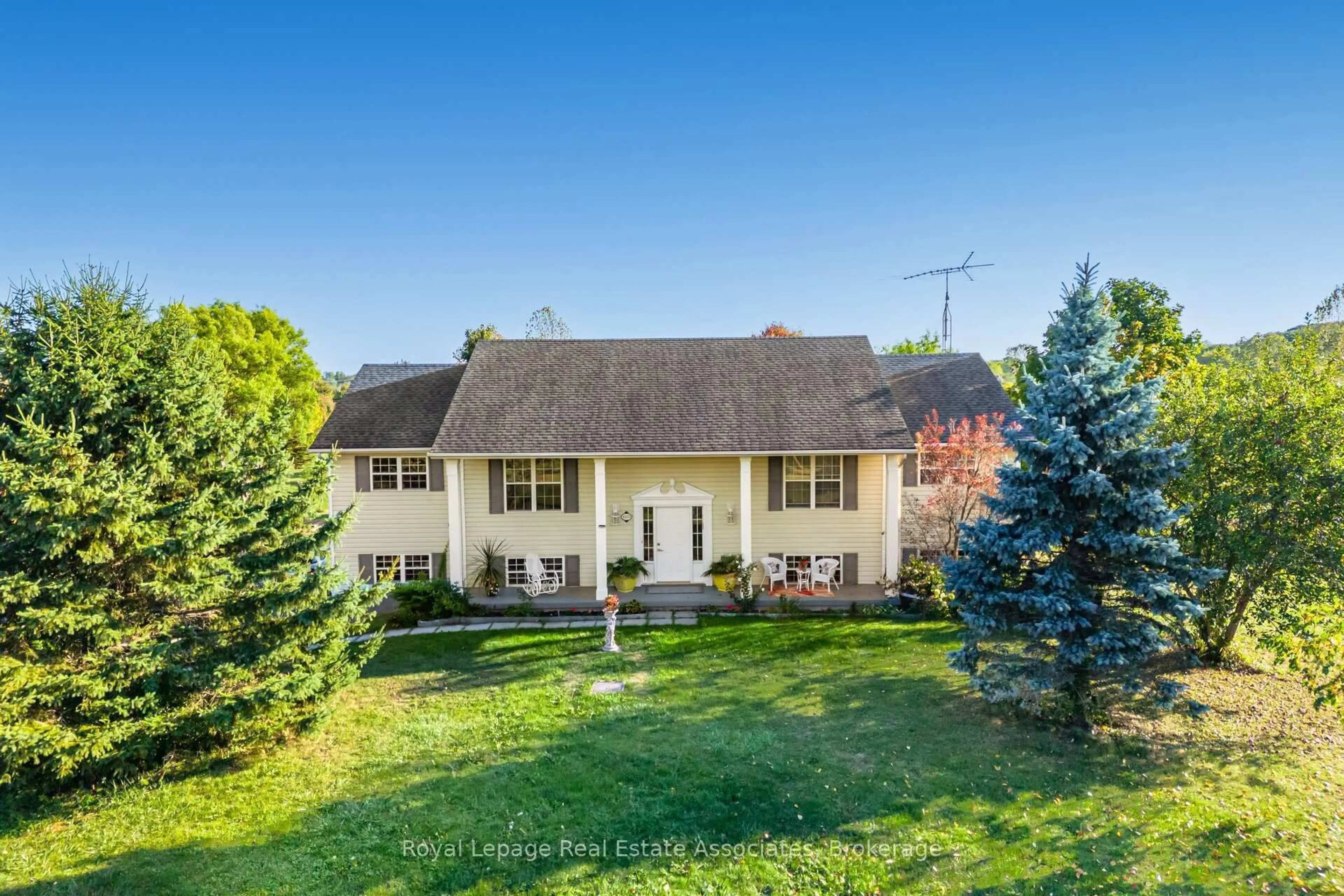 A pic from outside/outdoor area/front of a property/back of a property/a pic from drone, mountain view for 3373 NIGH Rd, Fort Erie Ontario L0S 1N0