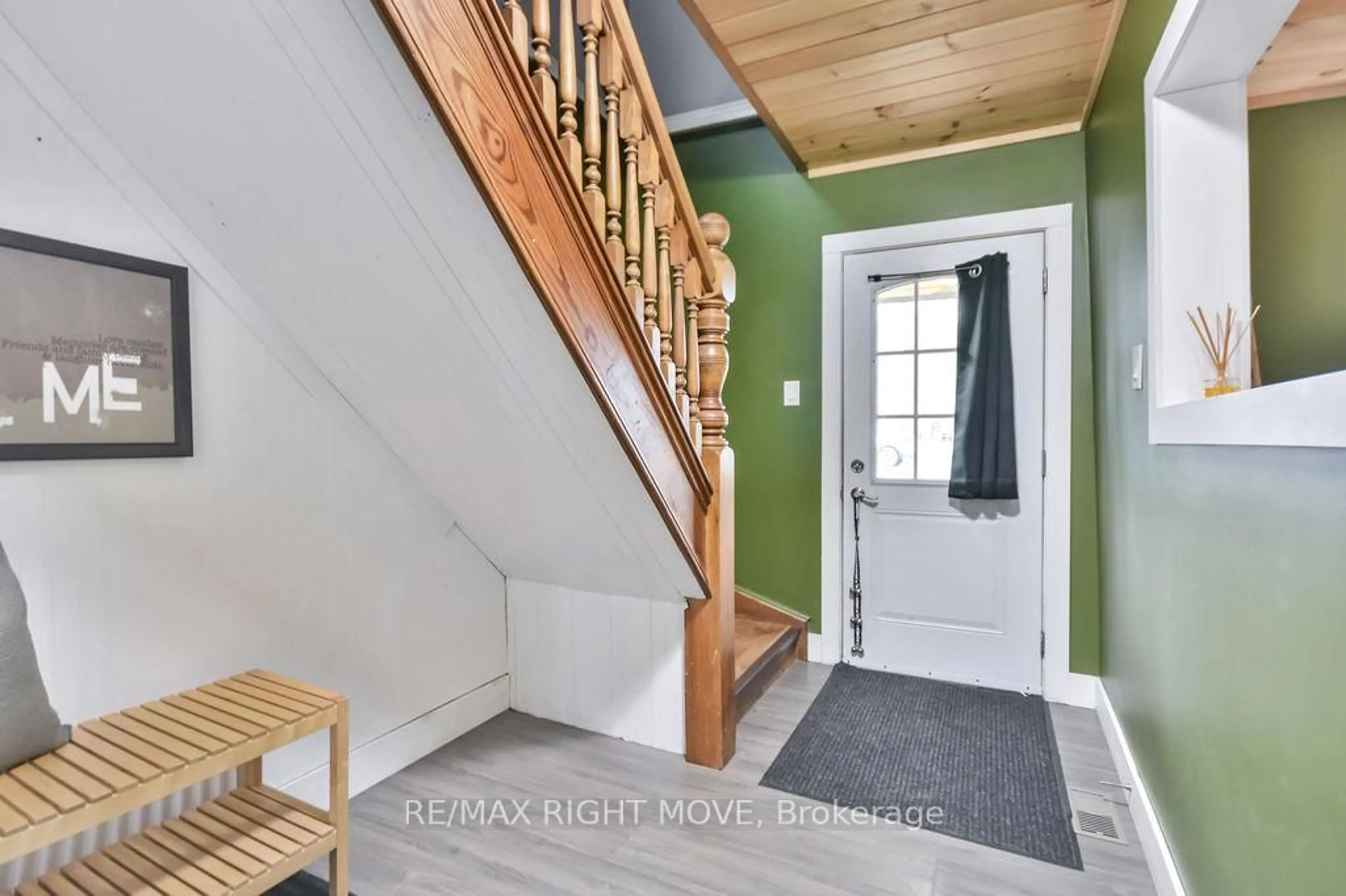 Indoor entryway for 198 Woodchester Ave, Bracebridge Ontario P1L 1H8