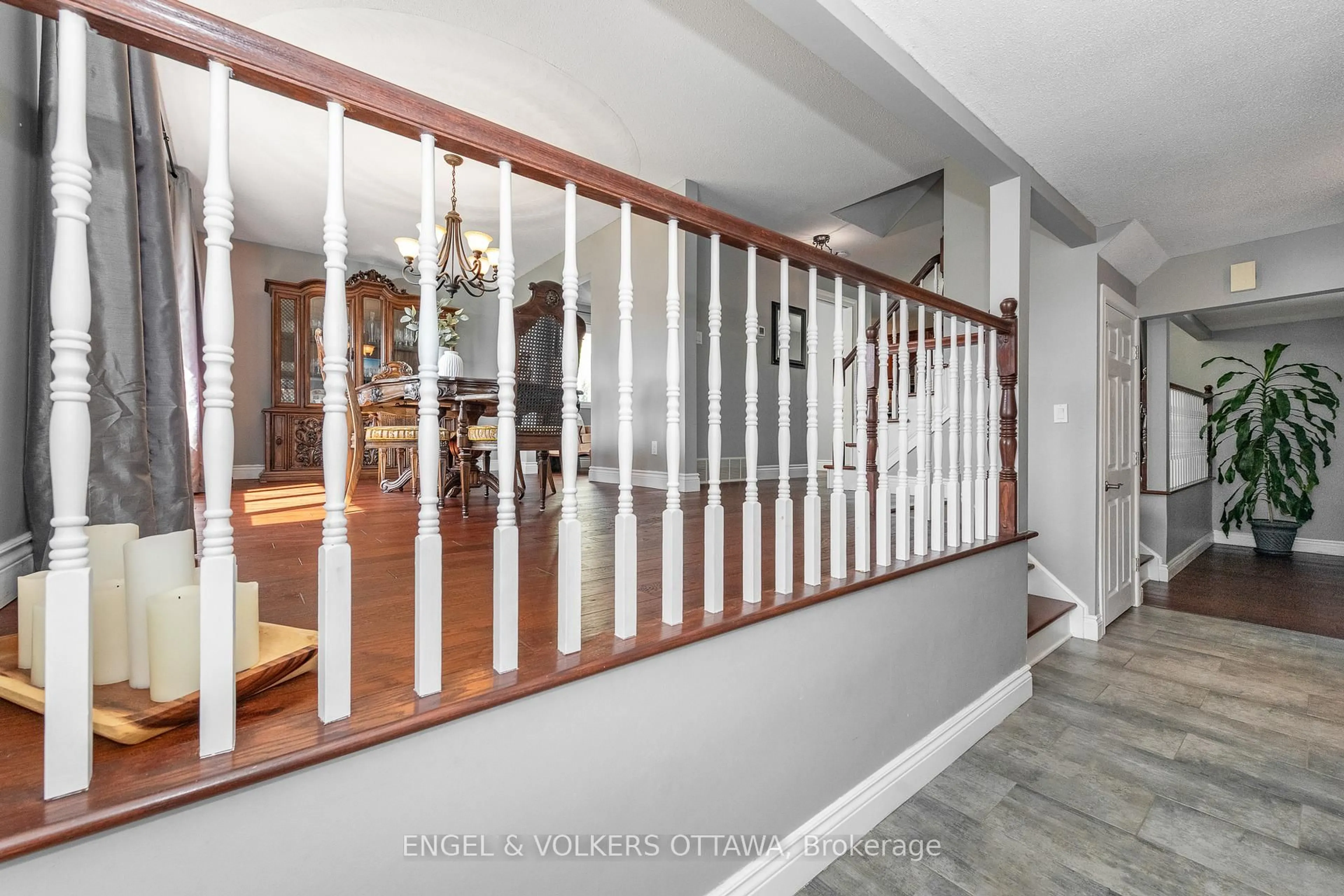 Indoor foyer for 20 Falk Ave, Barrhaven Ontario K2J 1L1