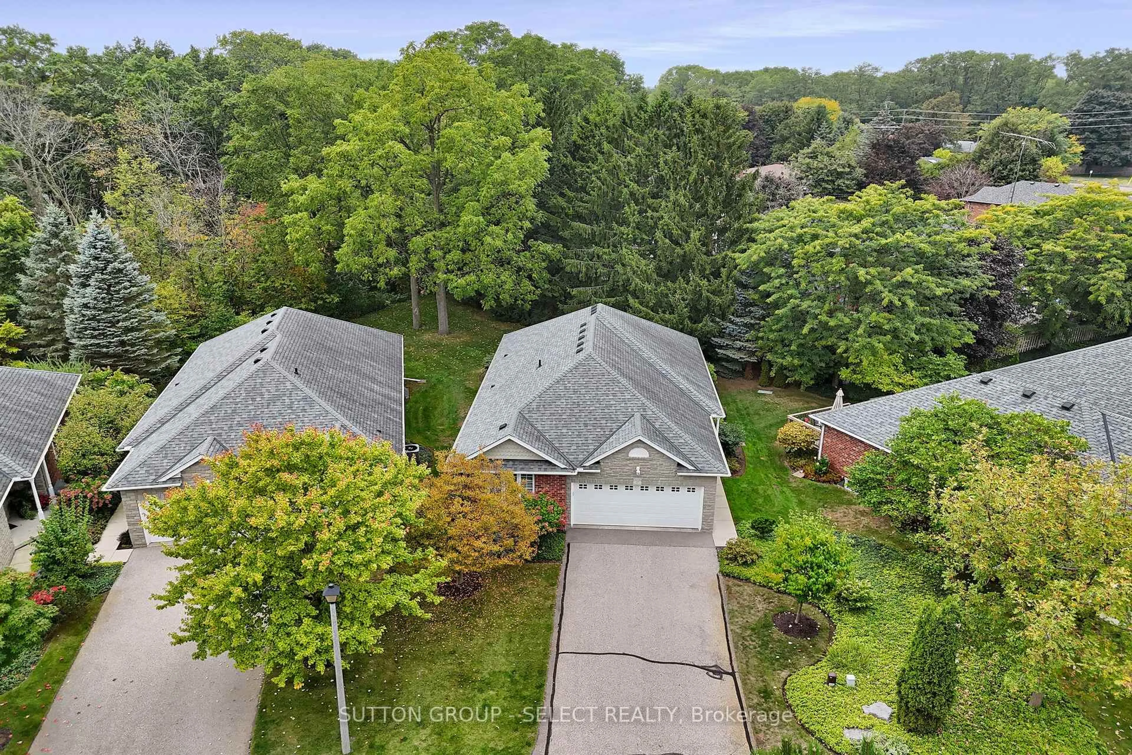 A pic from outside/outdoor area/front of a property/back of a property/a pic from drone, unknown for 115 Glenwood Dr #7, Brantford Ontario N3S 3G8