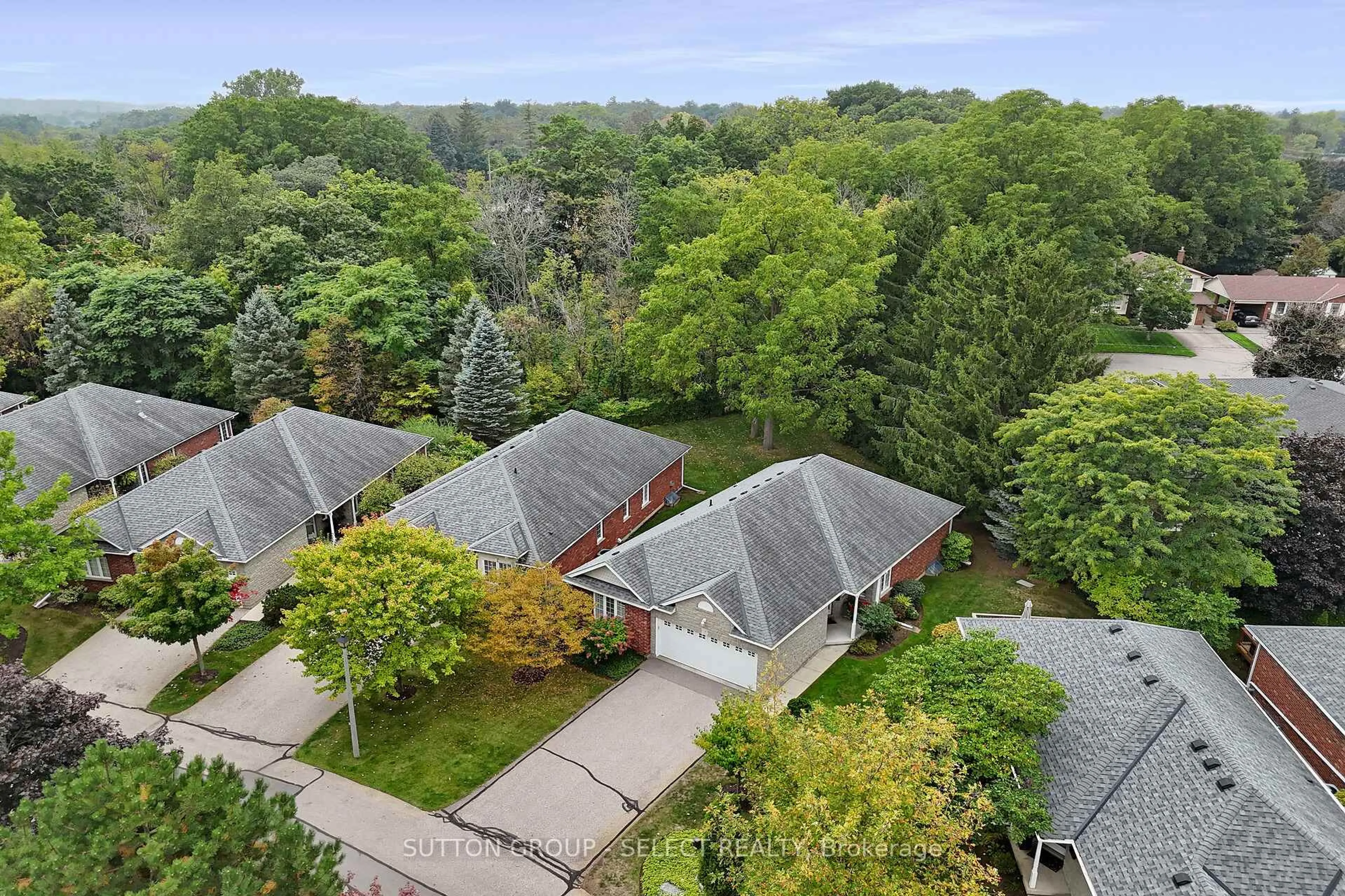 A pic from outside/outdoor area/front of a property/back of a property/a pic from drone, unknown for 115 Glenwood Dr #7, Brantford Ontario N3S 3G8