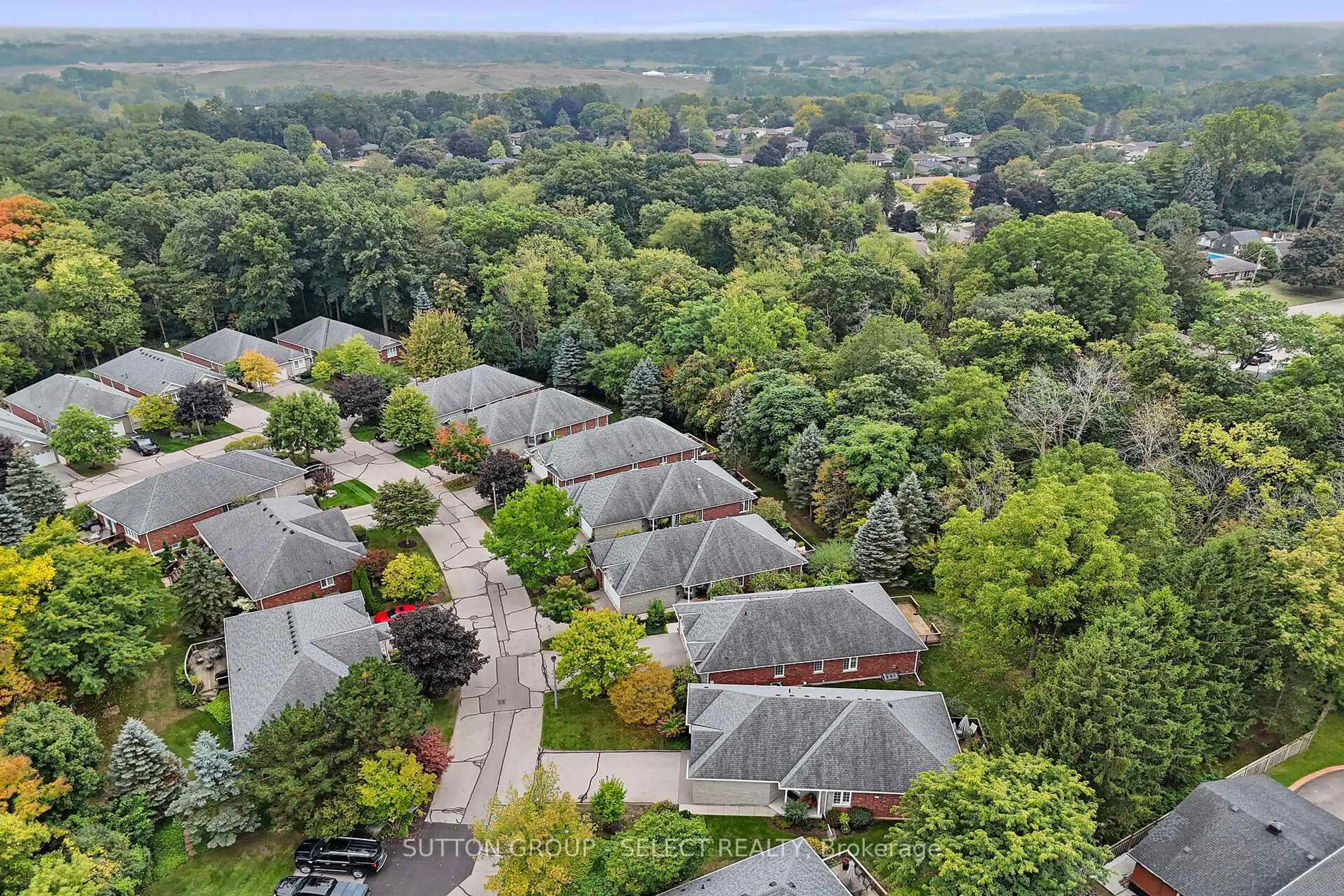 A pic from outside/outdoor area/front of a property/back of a property/a pic from drone, unknown for 115 Glenwood Dr #7, Brantford Ontario N3S 3G8