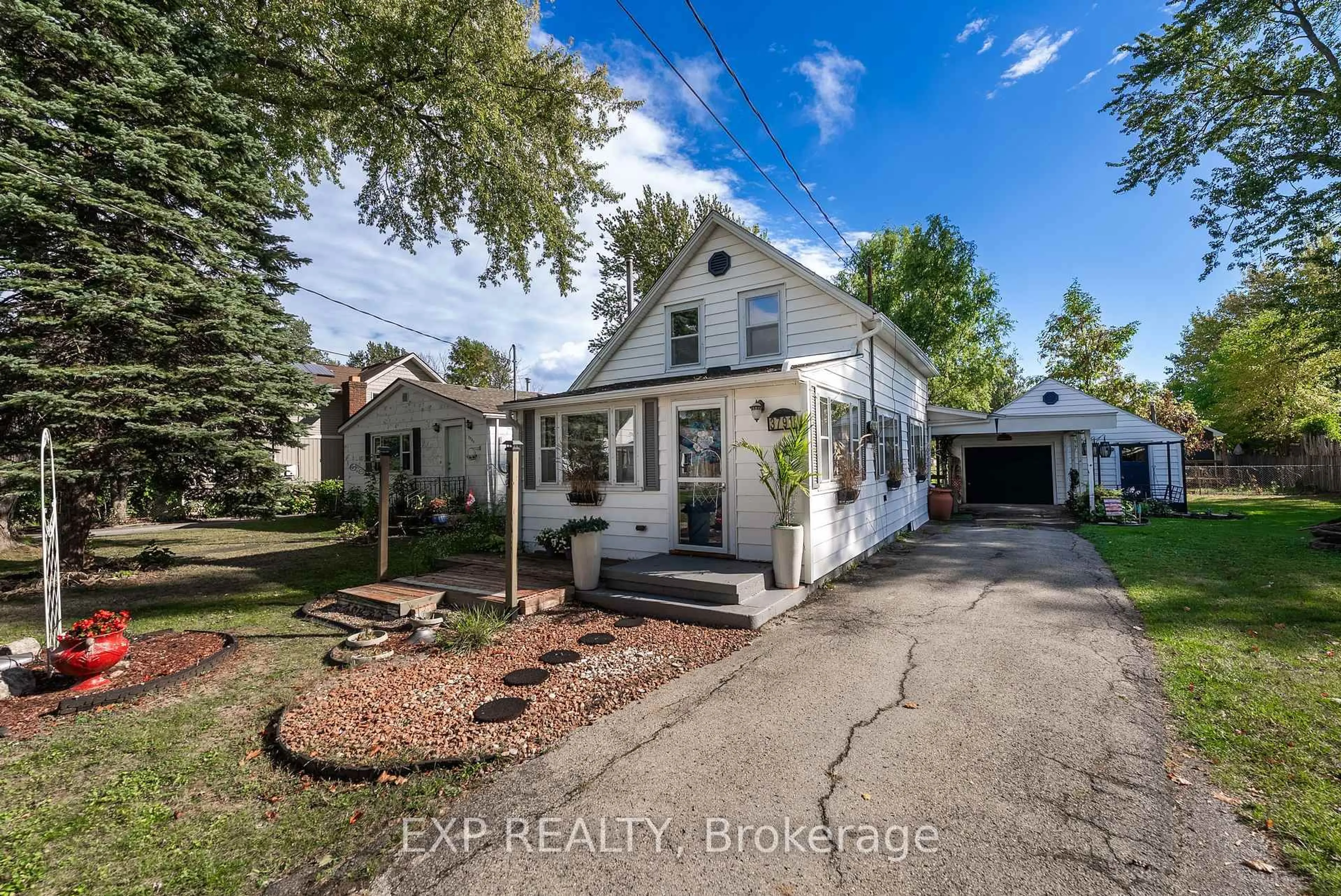 A pic from outside/outdoor area/front of a property/back of a property/a pic from drone, street for 3791 Fairfield Ave, Fort Erie Ontario L0S 1B0