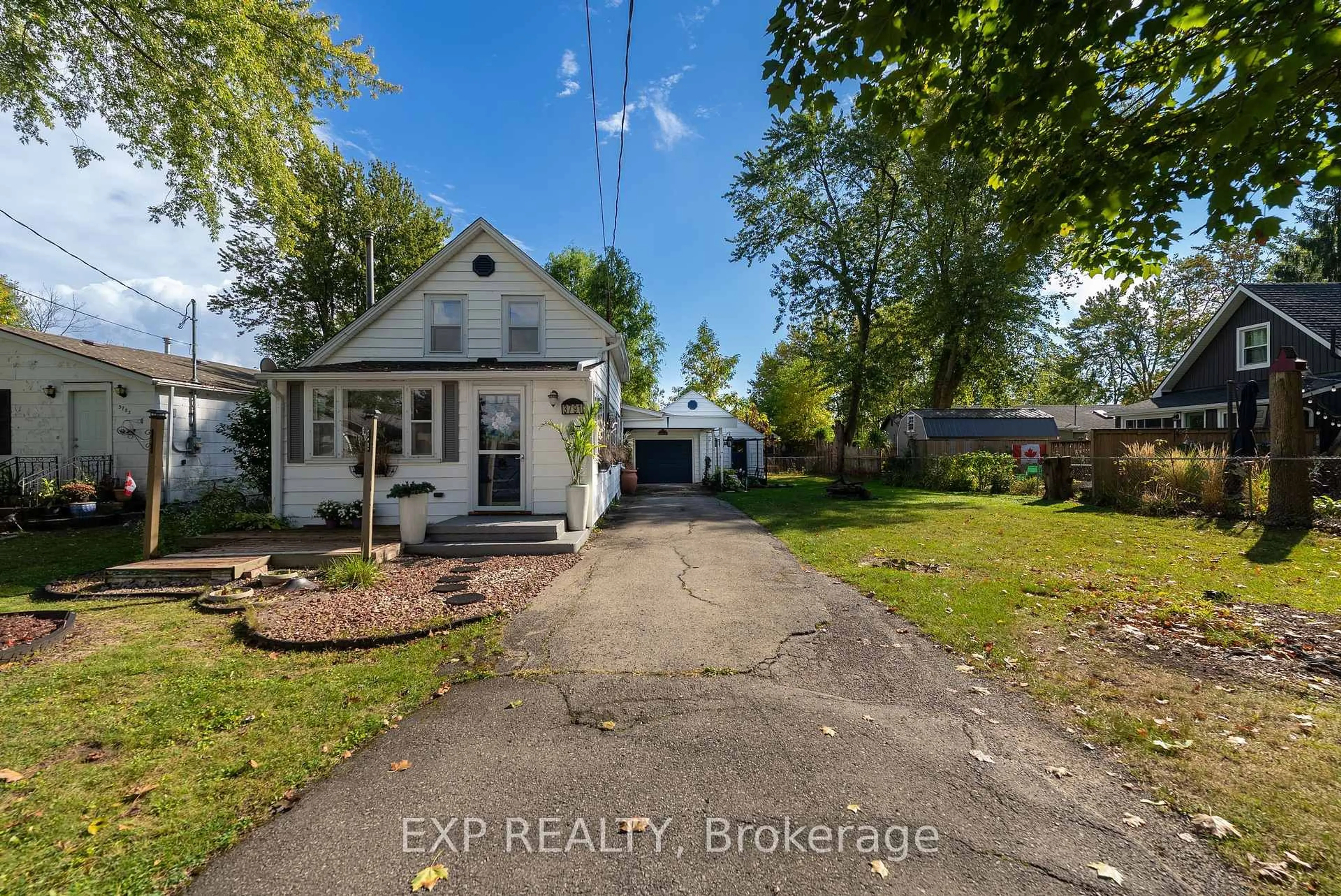 A pic from outside/outdoor area/front of a property/back of a property/a pic from drone, street for 3791 Fairfield Ave, Fort Erie Ontario L0S 1B0