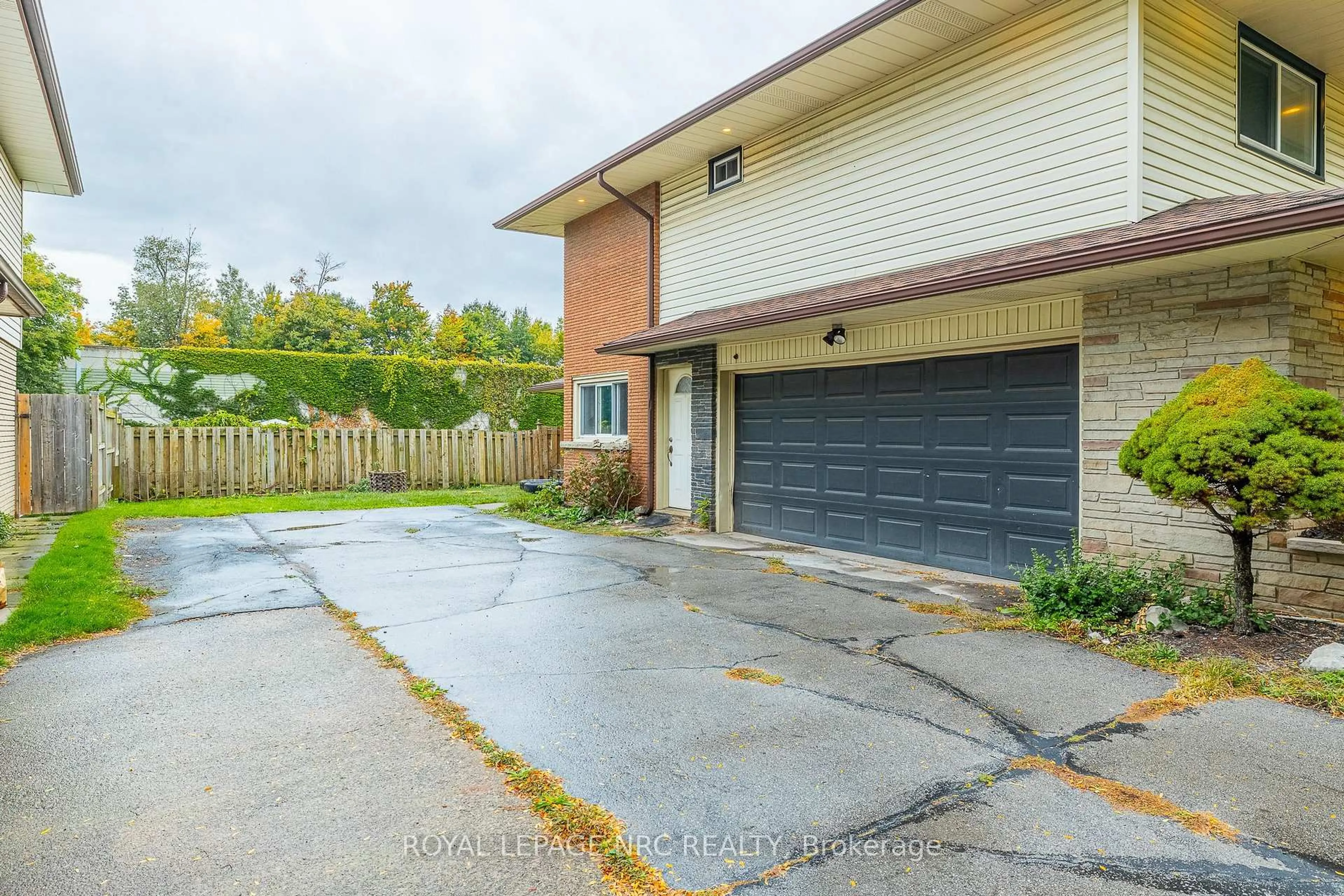 A pic from outside/outdoor area/front of a property/back of a property/a pic from drone, street for 3797 Wiltshire Blvd, Niagara Falls Ontario L2J 3E5