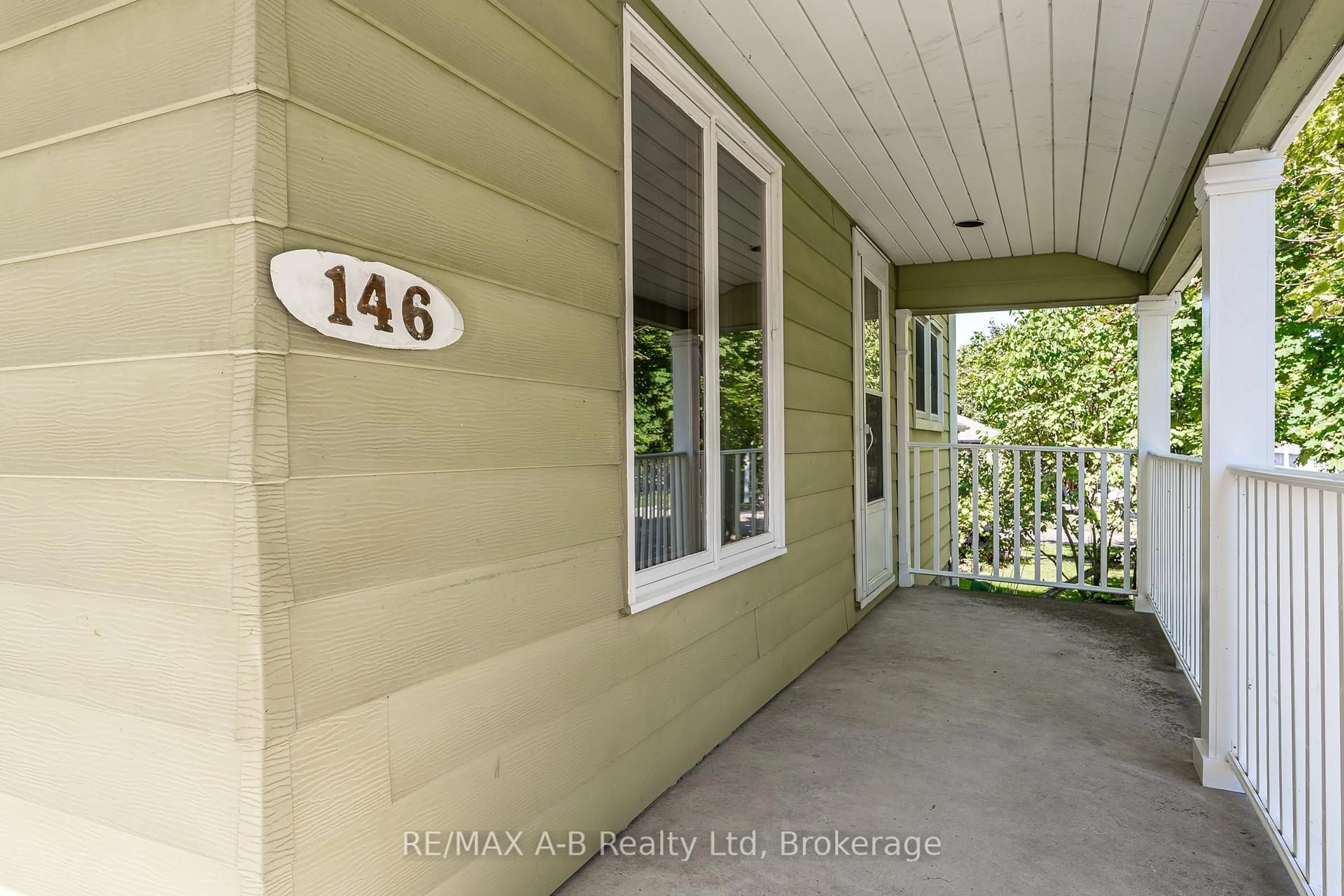 Indoor entryway for 146 Church St, St. Marys Ontario N4X 1A0
