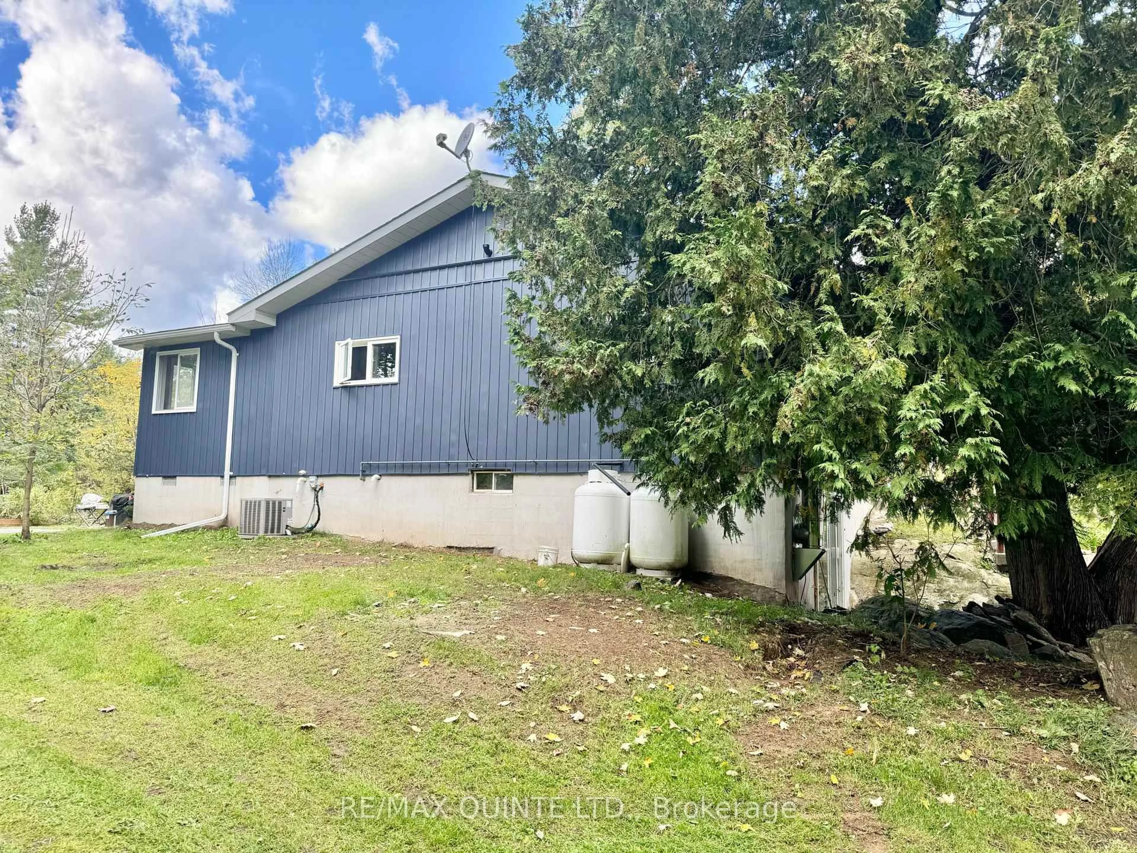 A pic from outside/outdoor area/front of a property/back of a property/a pic from drone, building for 109006 Hwy 7 Highway, Tweed Ontario K0K 3J0