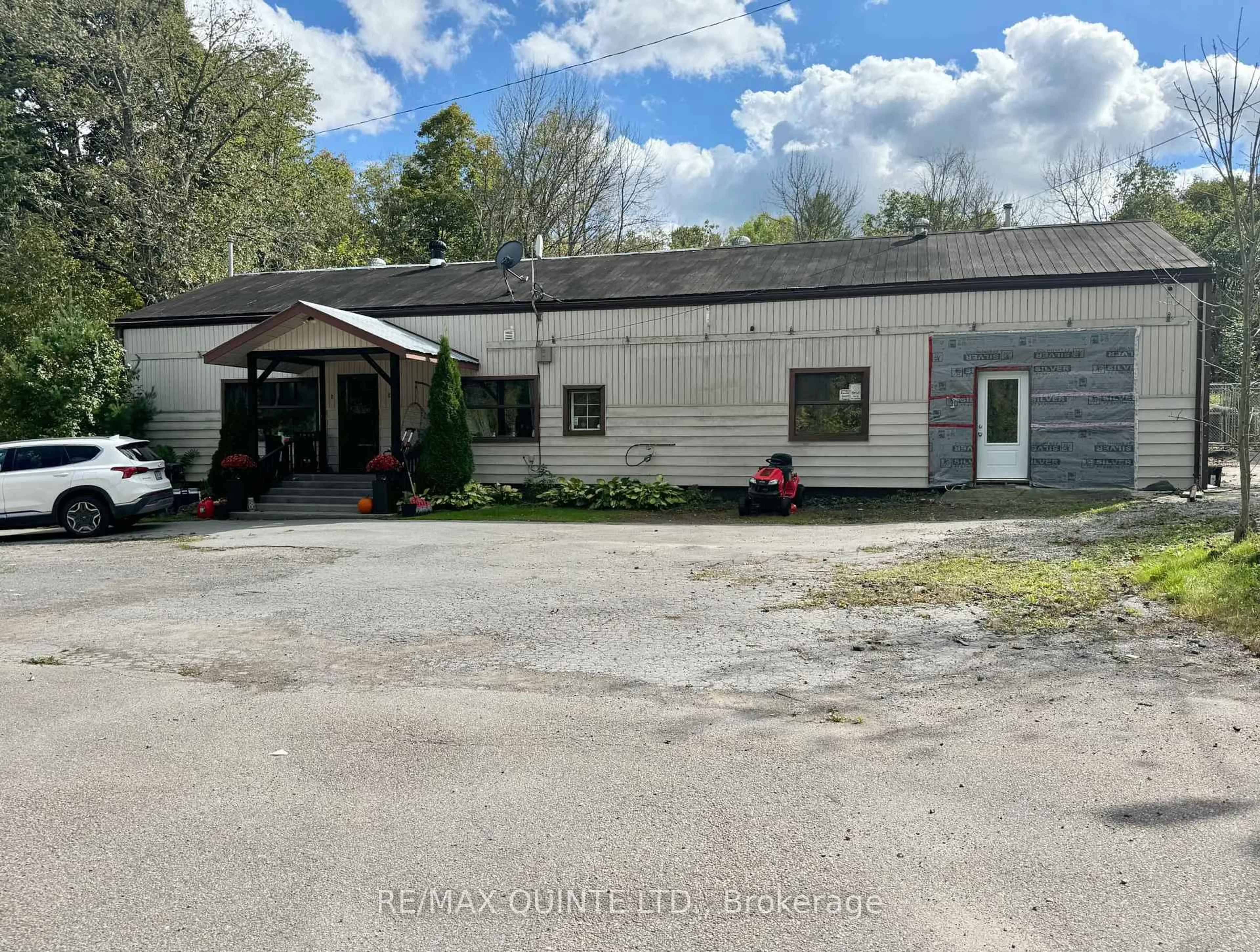 A pic from outside/outdoor area/front of a property/back of a property/a pic from drone, building for 109006 Hwy 7 Highway, Tweed Ontario K0K 3J0