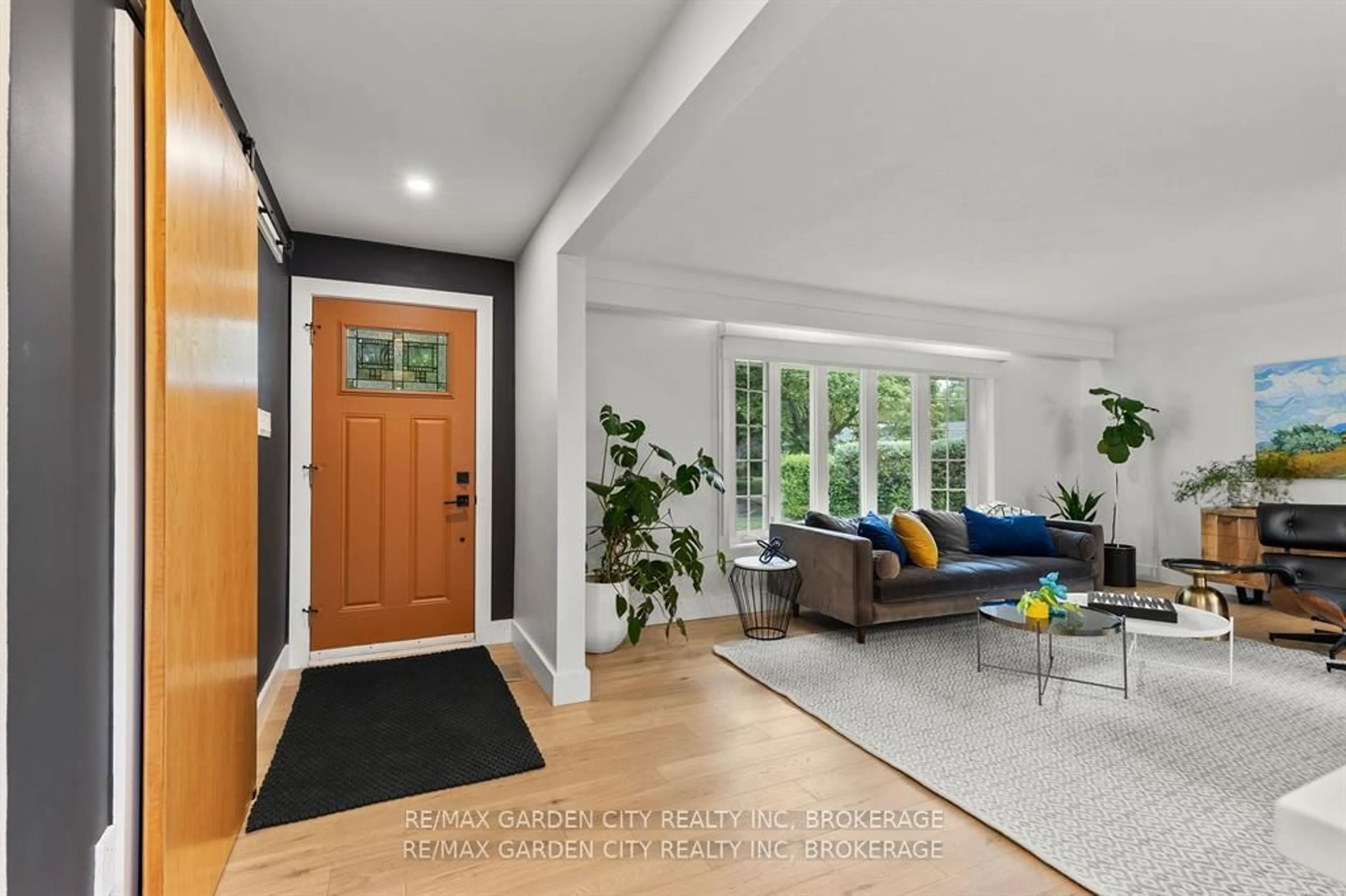 Indoor entryway for 3 Cardinal Circ, St. Catharines Ontario L2M 1Z7