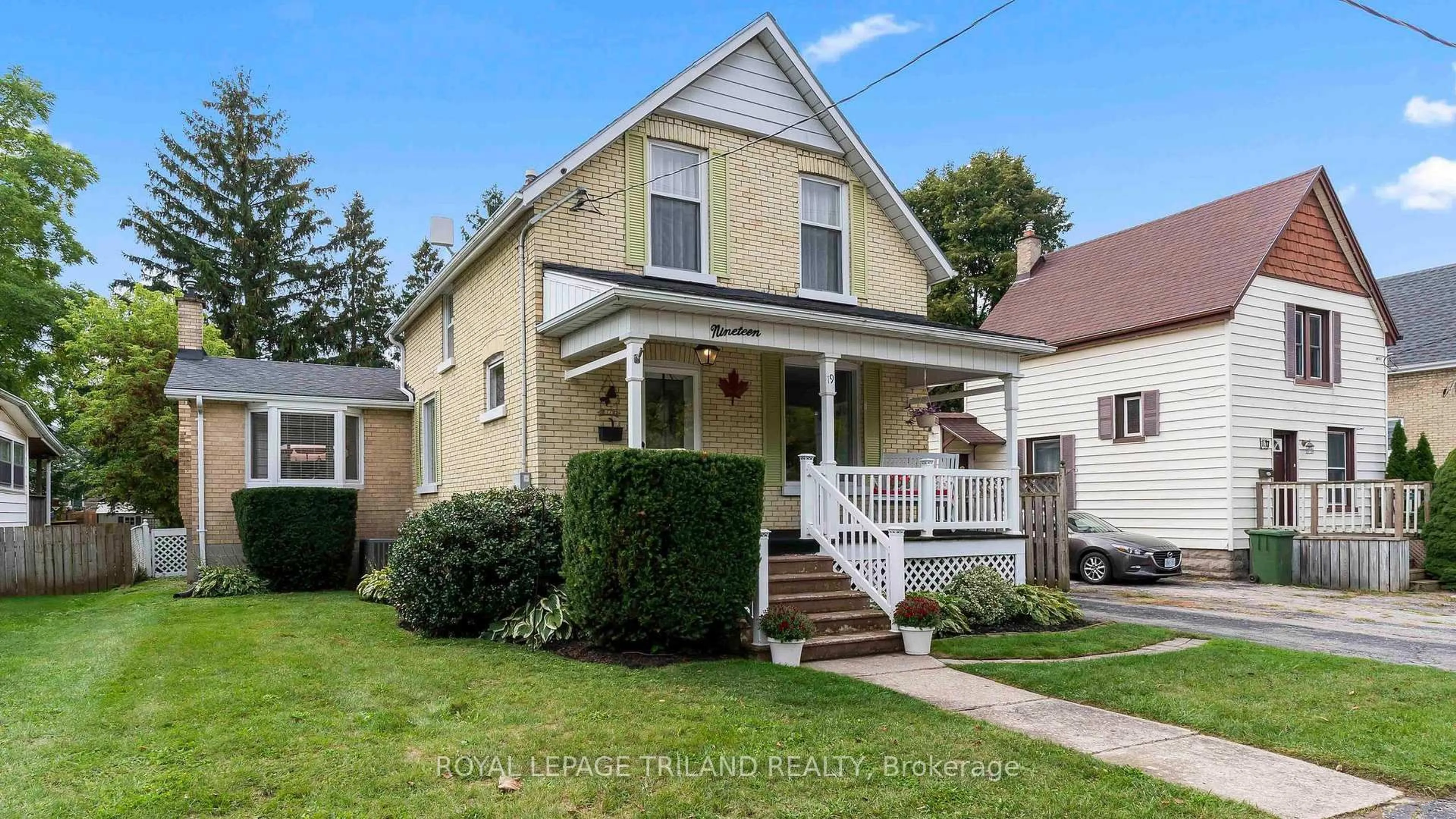 Home with vinyl exterior material, street for 19 CEDAR St, St. Thomas Ontario N5R 1M4