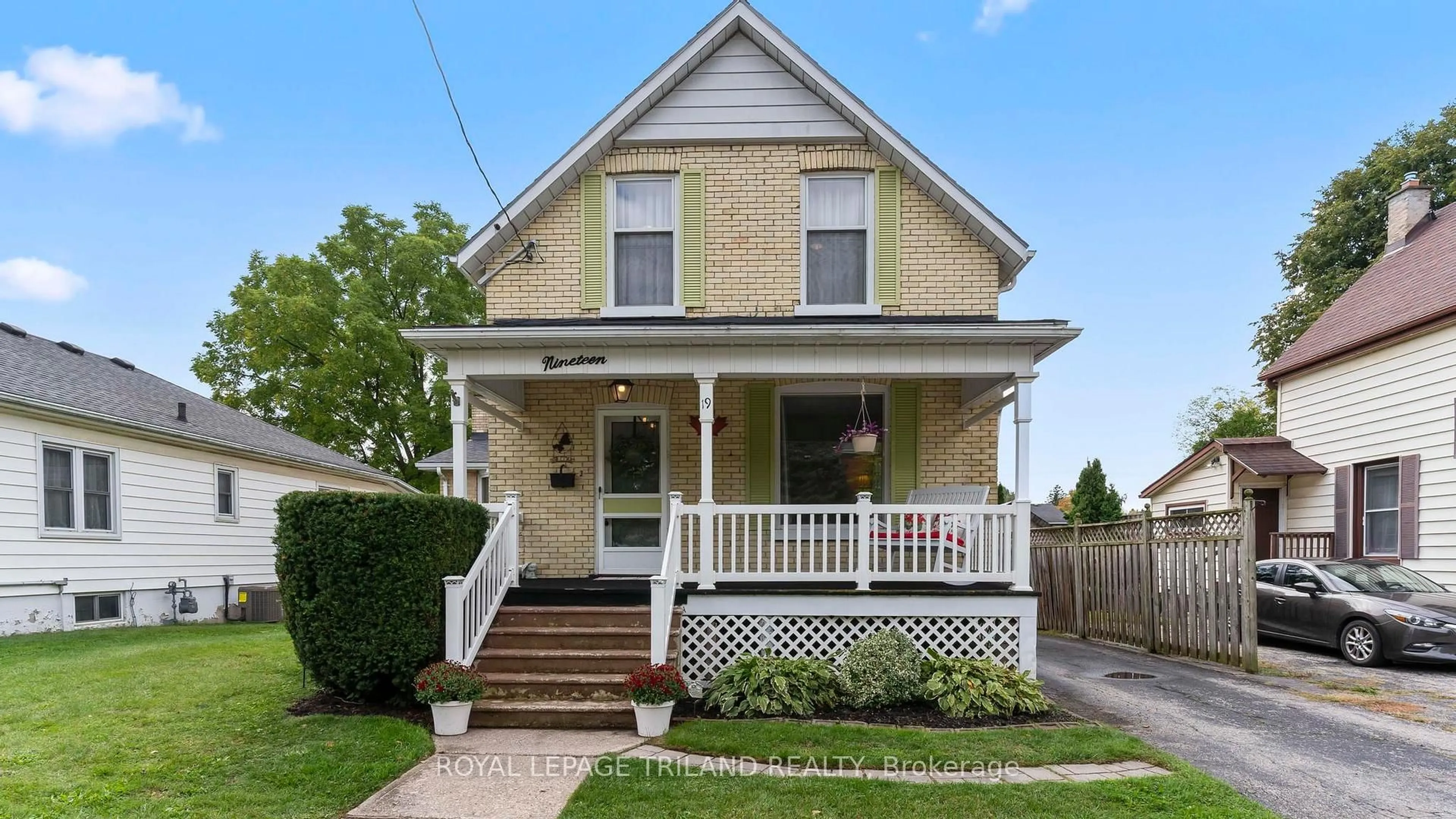 Home with vinyl exterior material, street for 19 CEDAR St, St. Thomas Ontario N5R 1M4