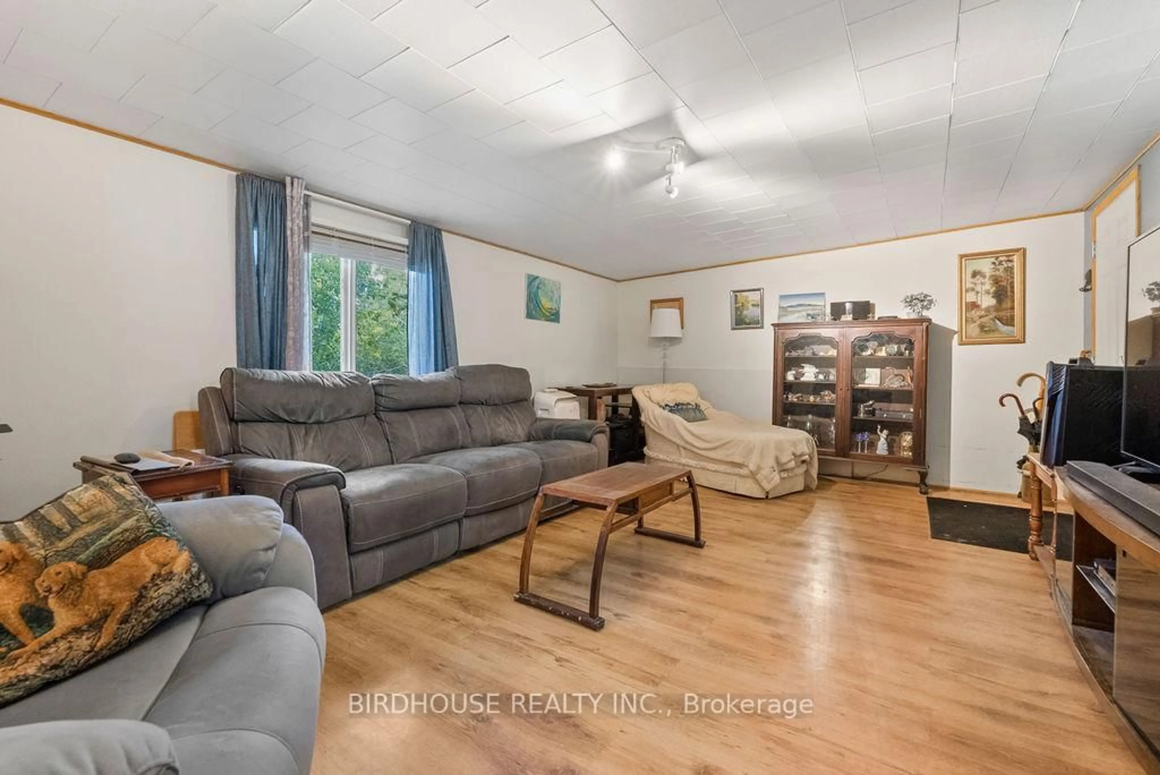 Living room with furniture, unknown for 10 Driftwood Cres, Kawartha Lakes Ontario K9V 0K1