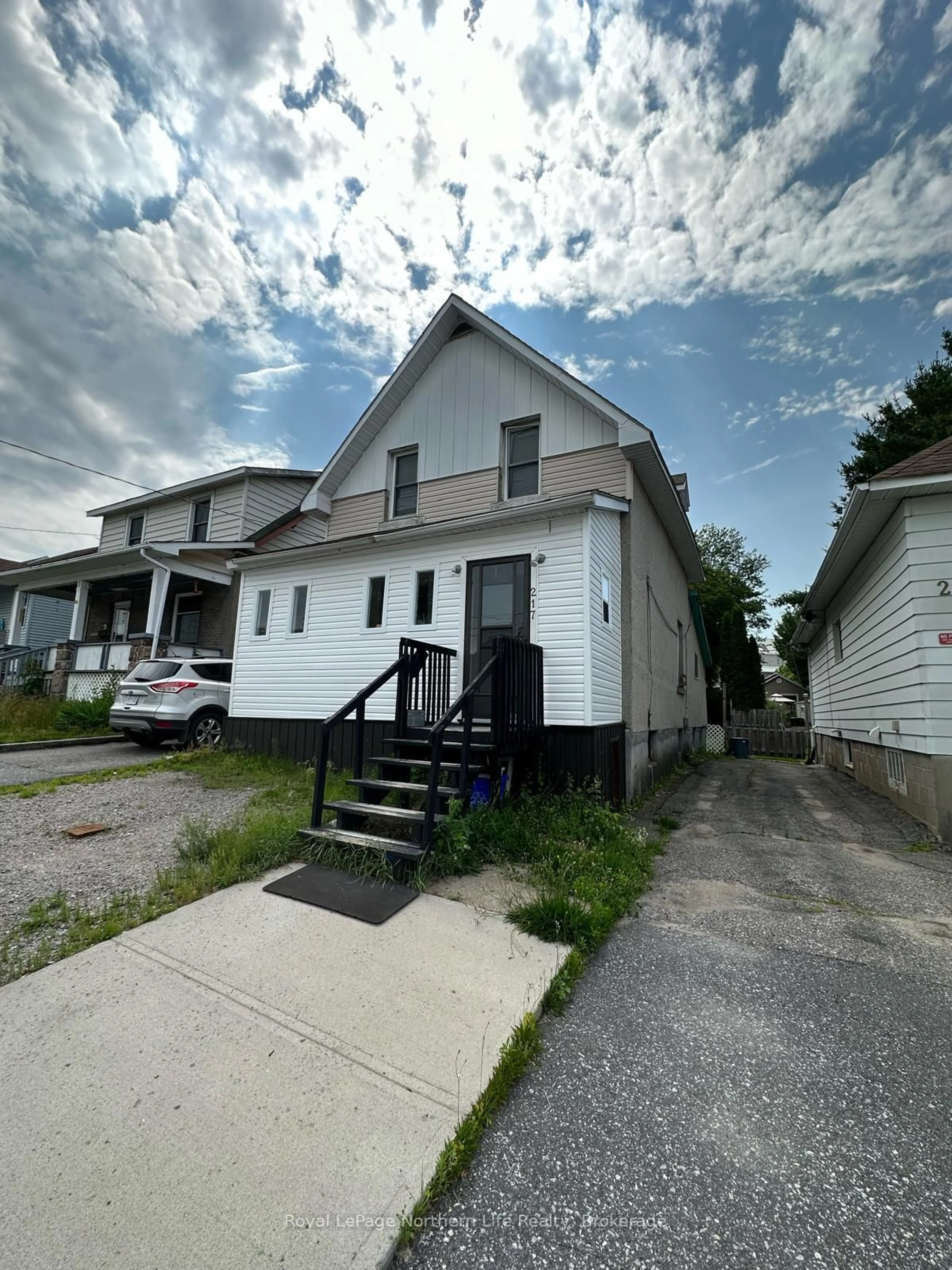 A pic from outside/outdoor area/front of a property/back of a property/a pic from drone, street for 217 PRINCESS St, North Bay Ontario P1B 1R1
