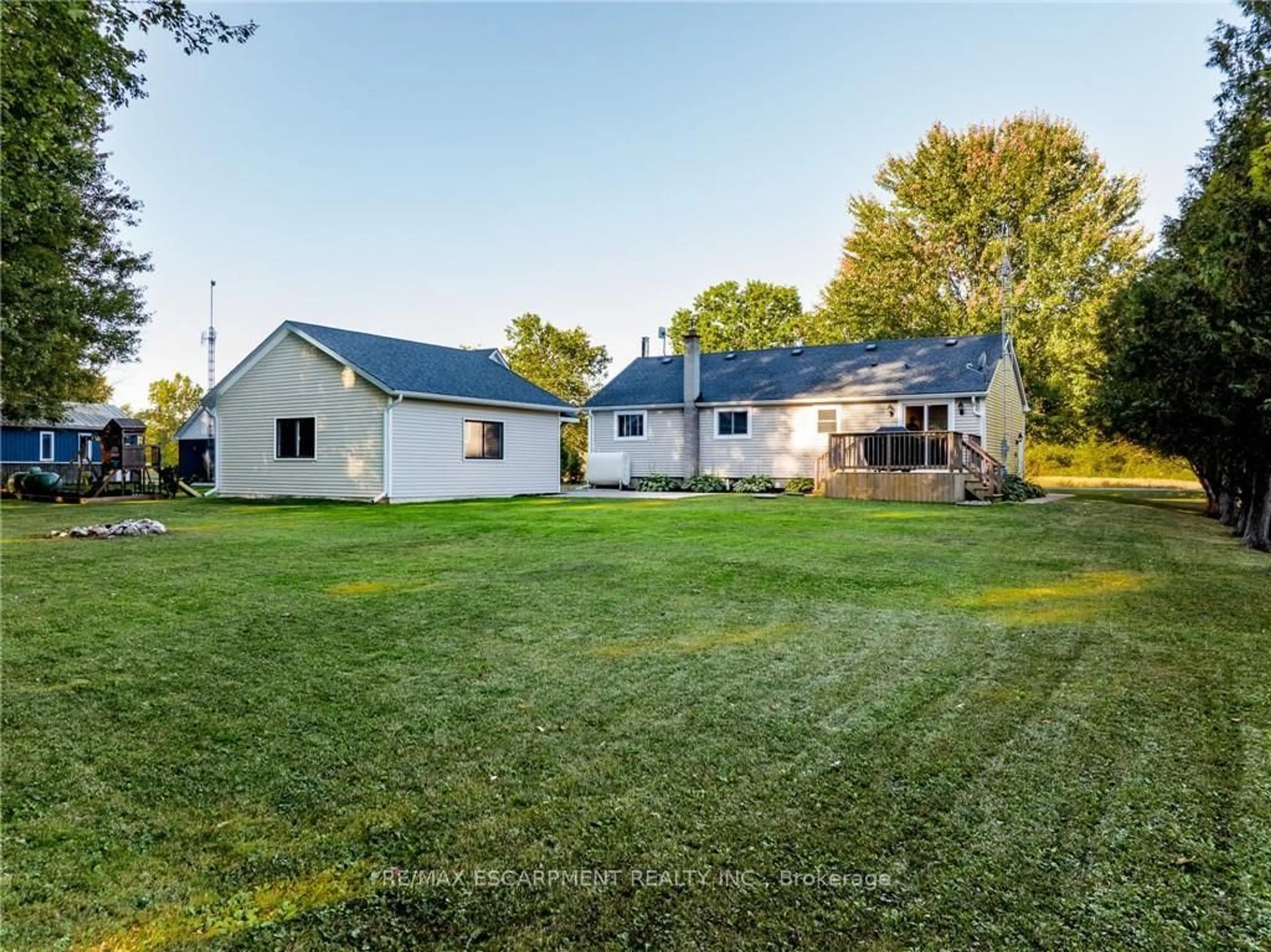 A pic from outside/outdoor area/front of a property/back of a property/a pic from drone, unknown for 52877 Putman Rd, Wainfleet Ontario L0S 1V0