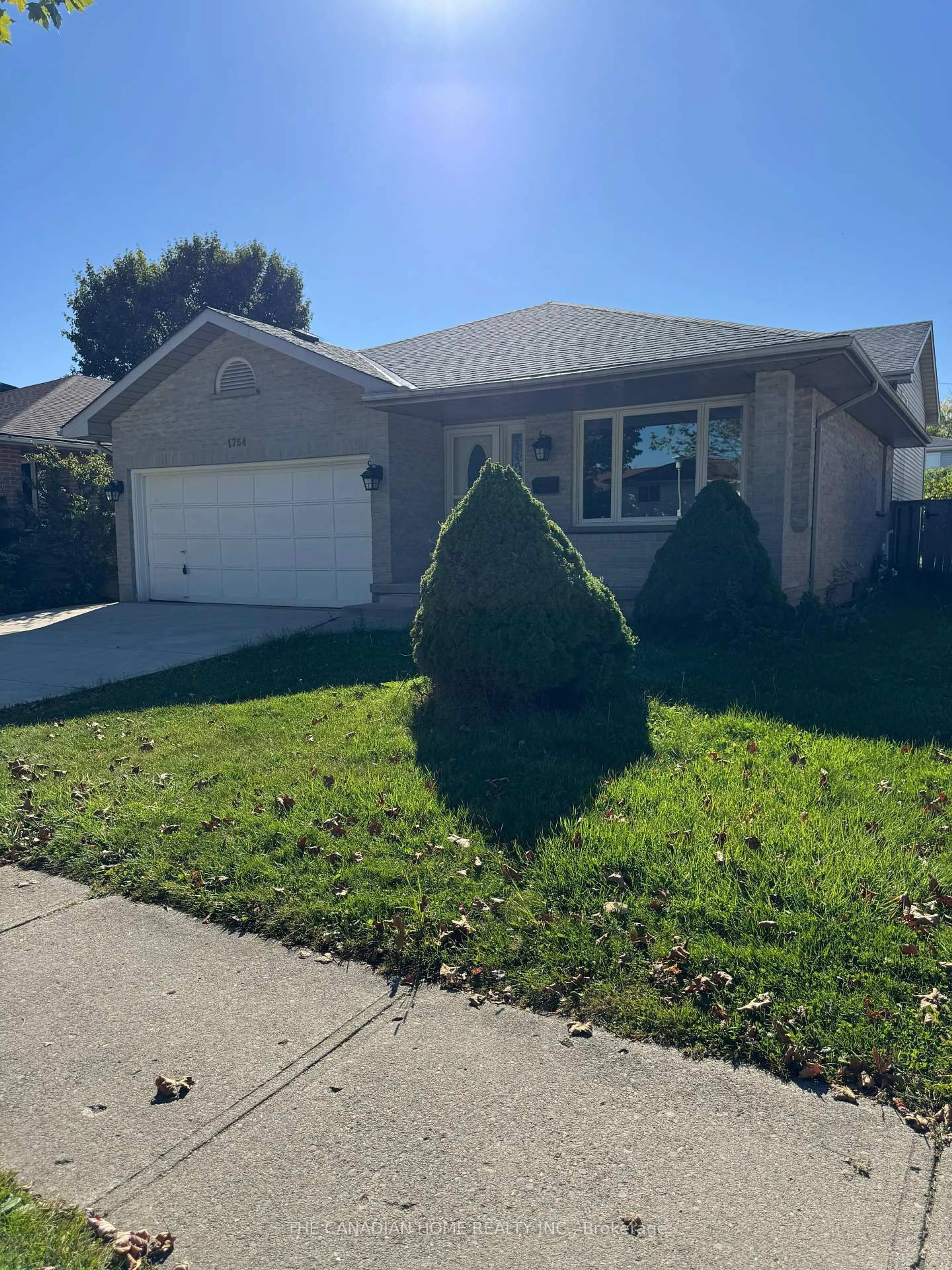 Home with vinyl exterior material, street for 1754 Jalna Blvd, London South Ontario N6E 3R1