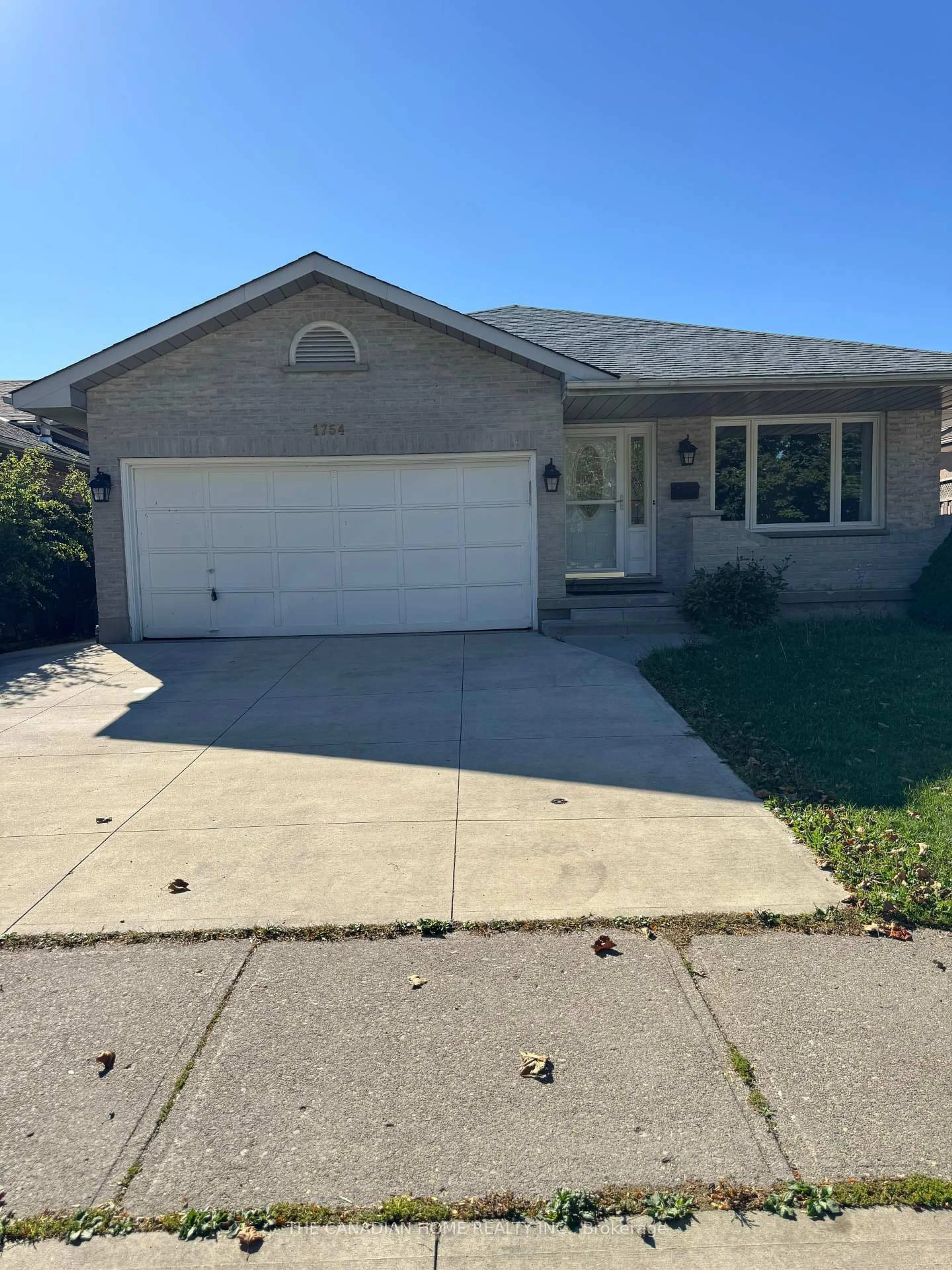 Home with vinyl exterior material, street for 1754 Jalna Blvd, London South Ontario N6E 3R1