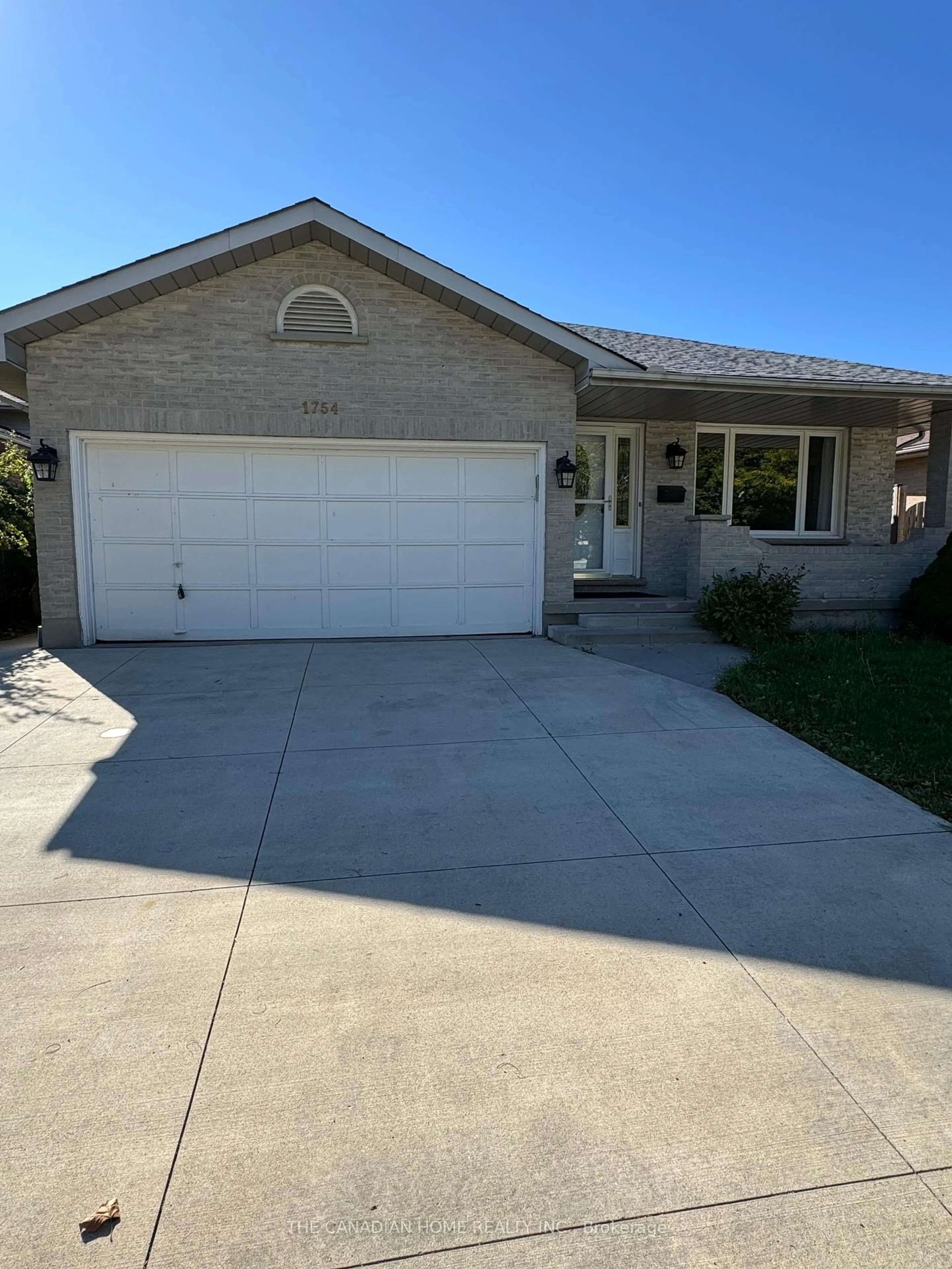Home with vinyl exterior material, street for 1754 Jalna Blvd, London South Ontario N6E 3R1