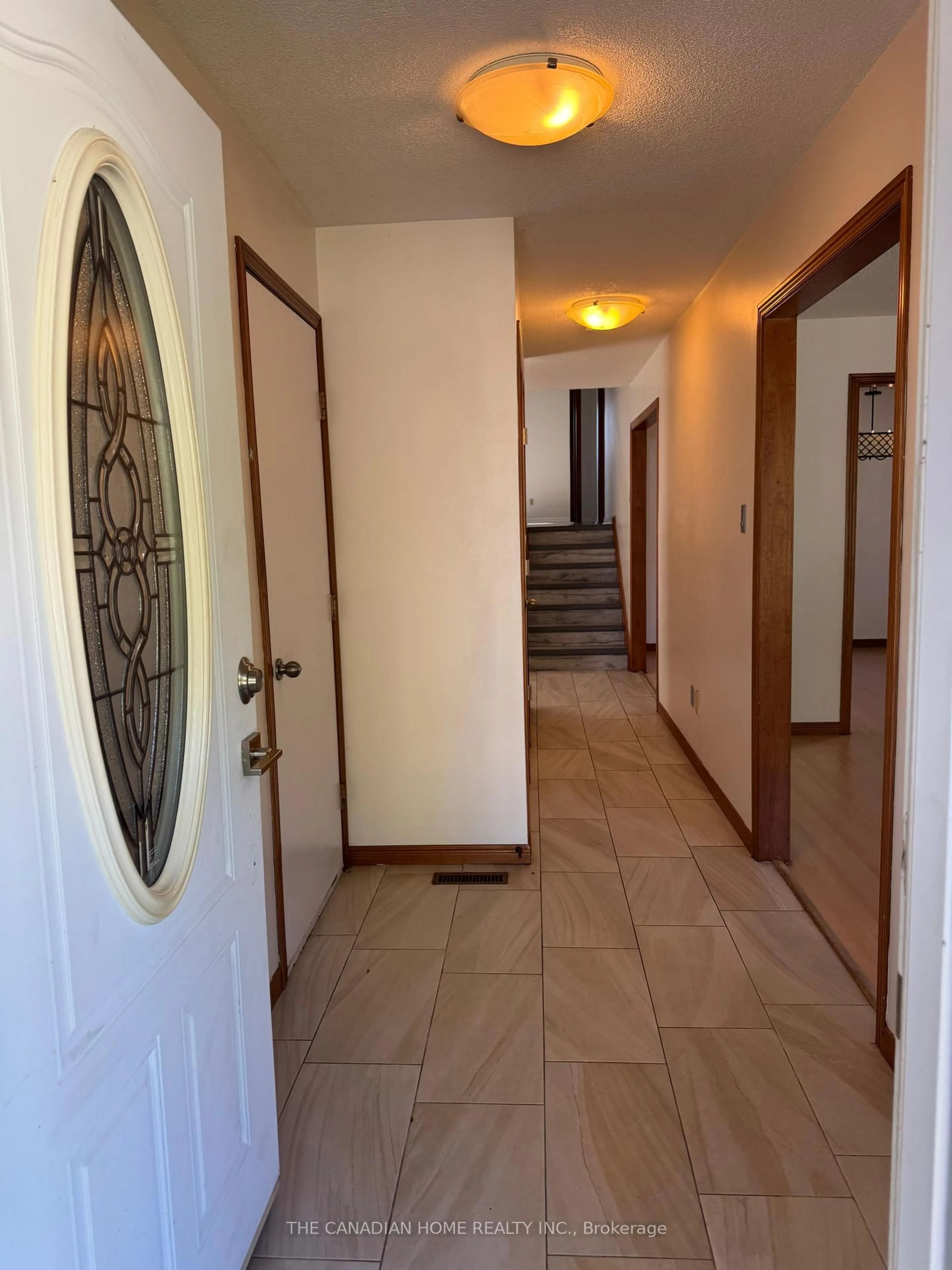 Indoor foyer for 1754 Jalna Blvd, London South Ontario N6E 3R1