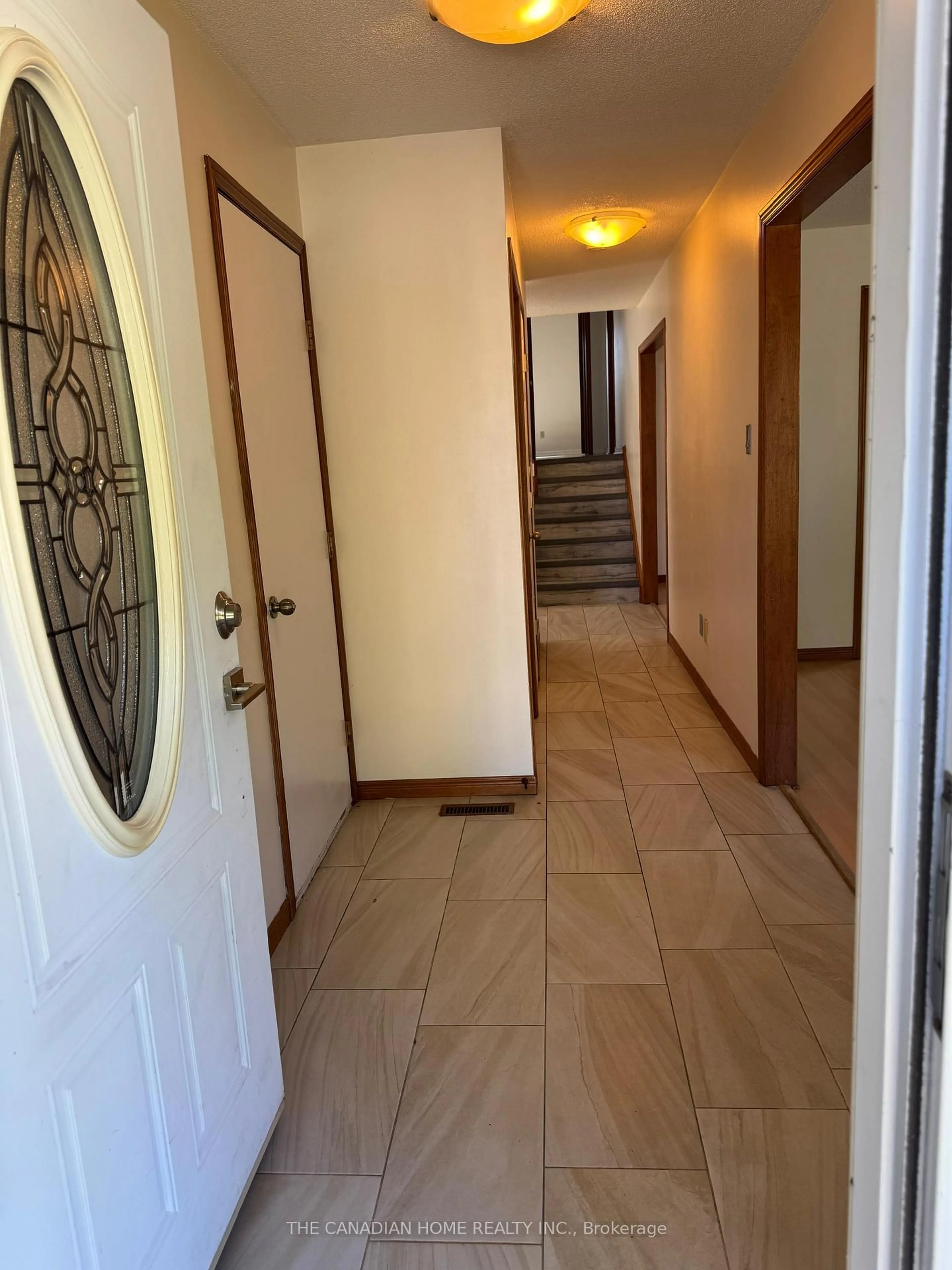 Indoor foyer for 1754 Jalna Blvd, London South Ontario N6E 3R1