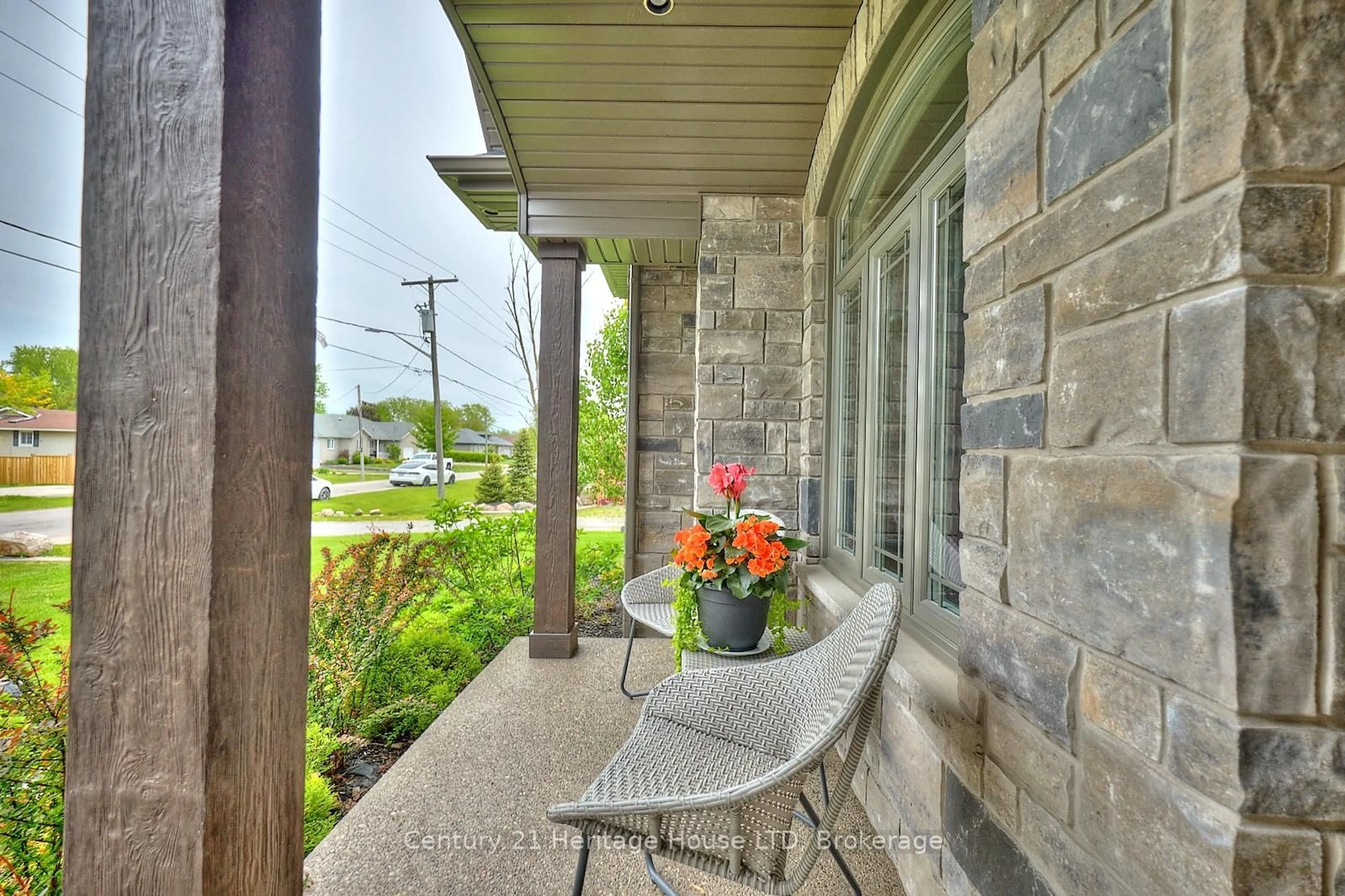 Patio, street for 17 Biggar Rd, Thorold Ontario L0S 1K0