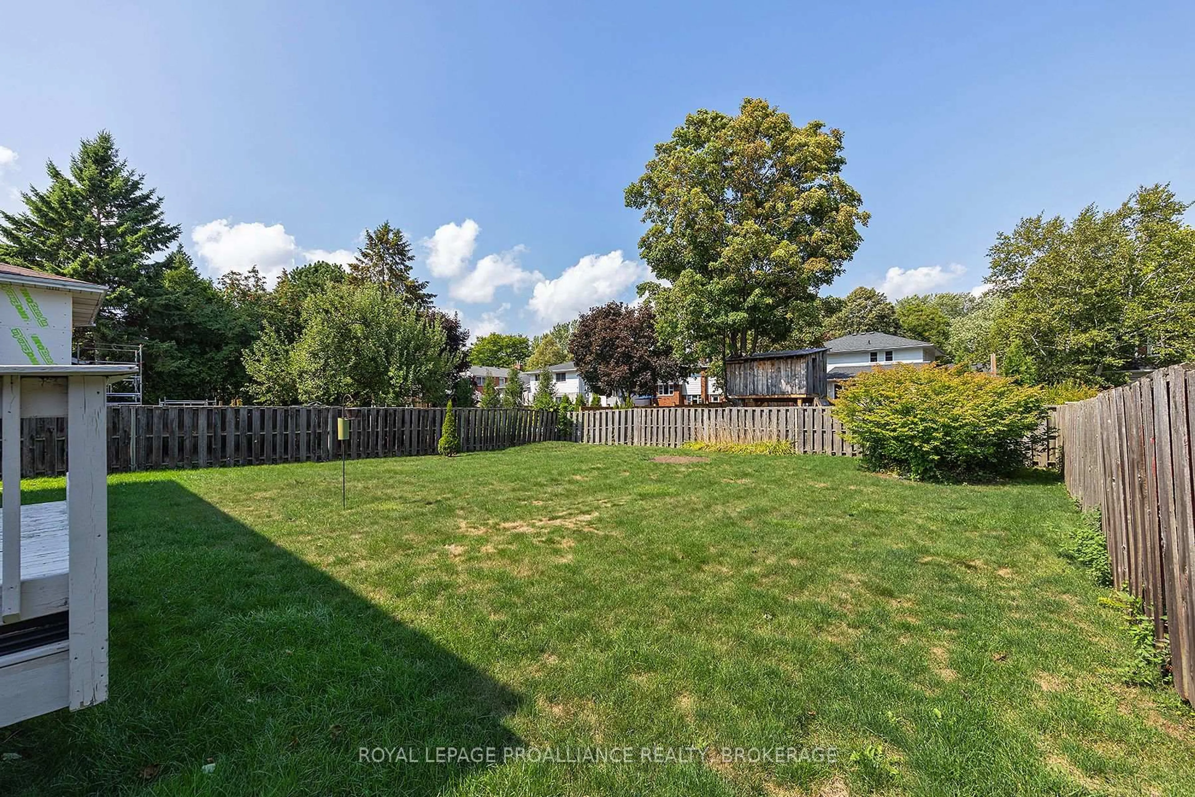 A pic from outside/outdoor area/front of a property/back of a property/a pic from drone, unknown for 117 Seaforth Rd, Kingston Ontario K7M 1E1