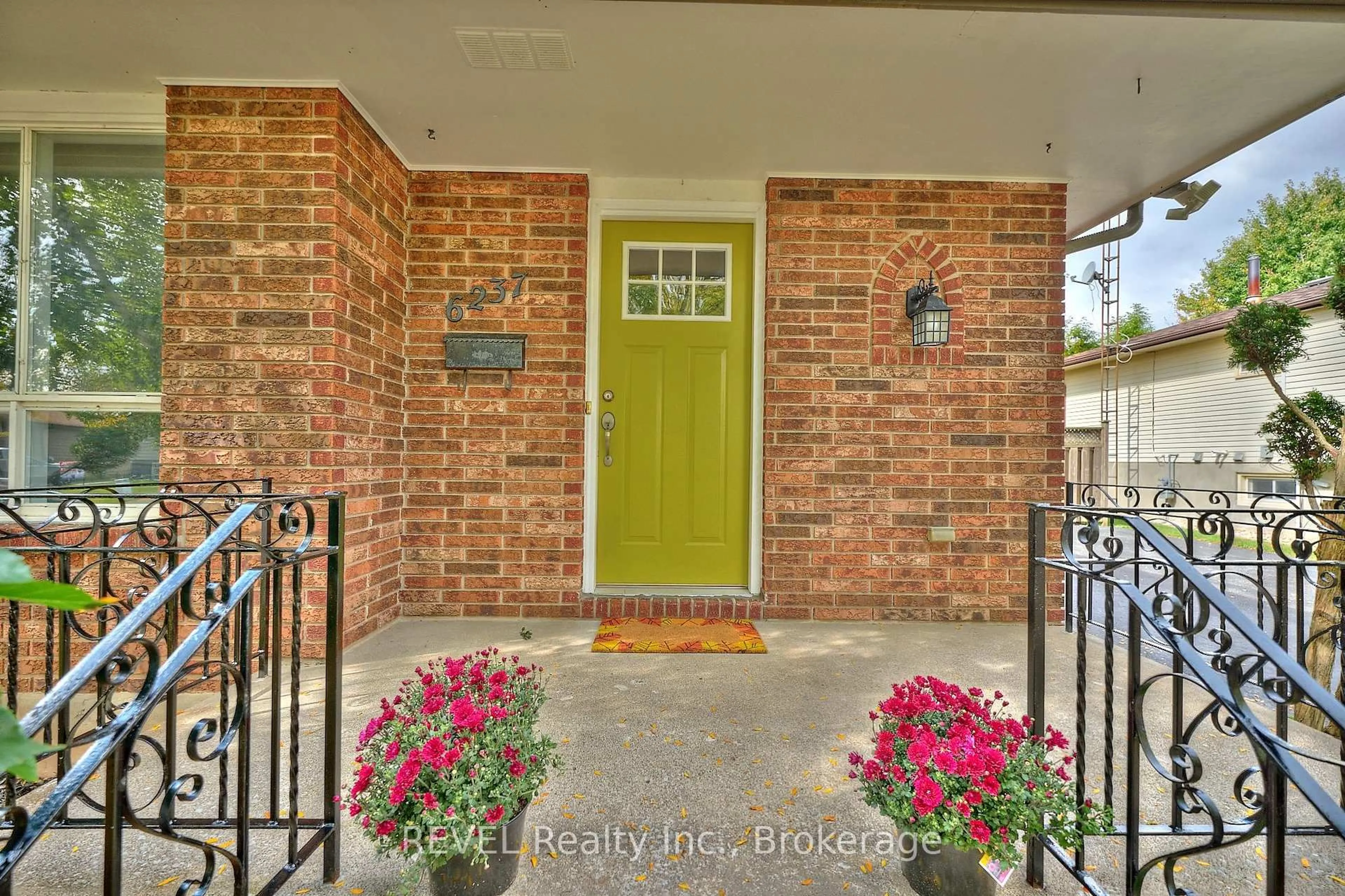 Indoor entryway for 6237 Monterey Ave, Niagara Falls Ontario L2H 2A5