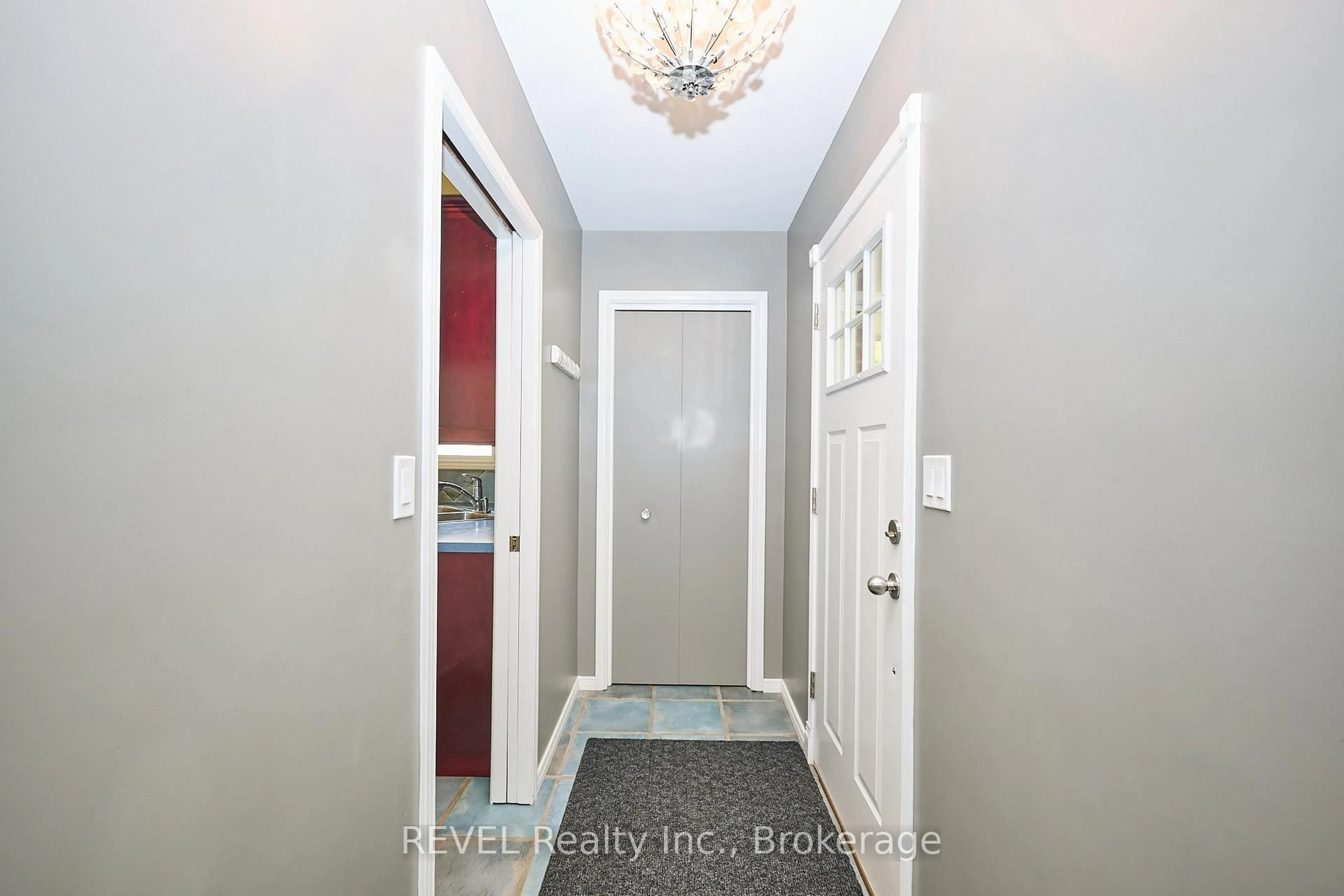 Indoor entryway for 6237 Monterey Ave, Niagara Falls Ontario L2H 2A5