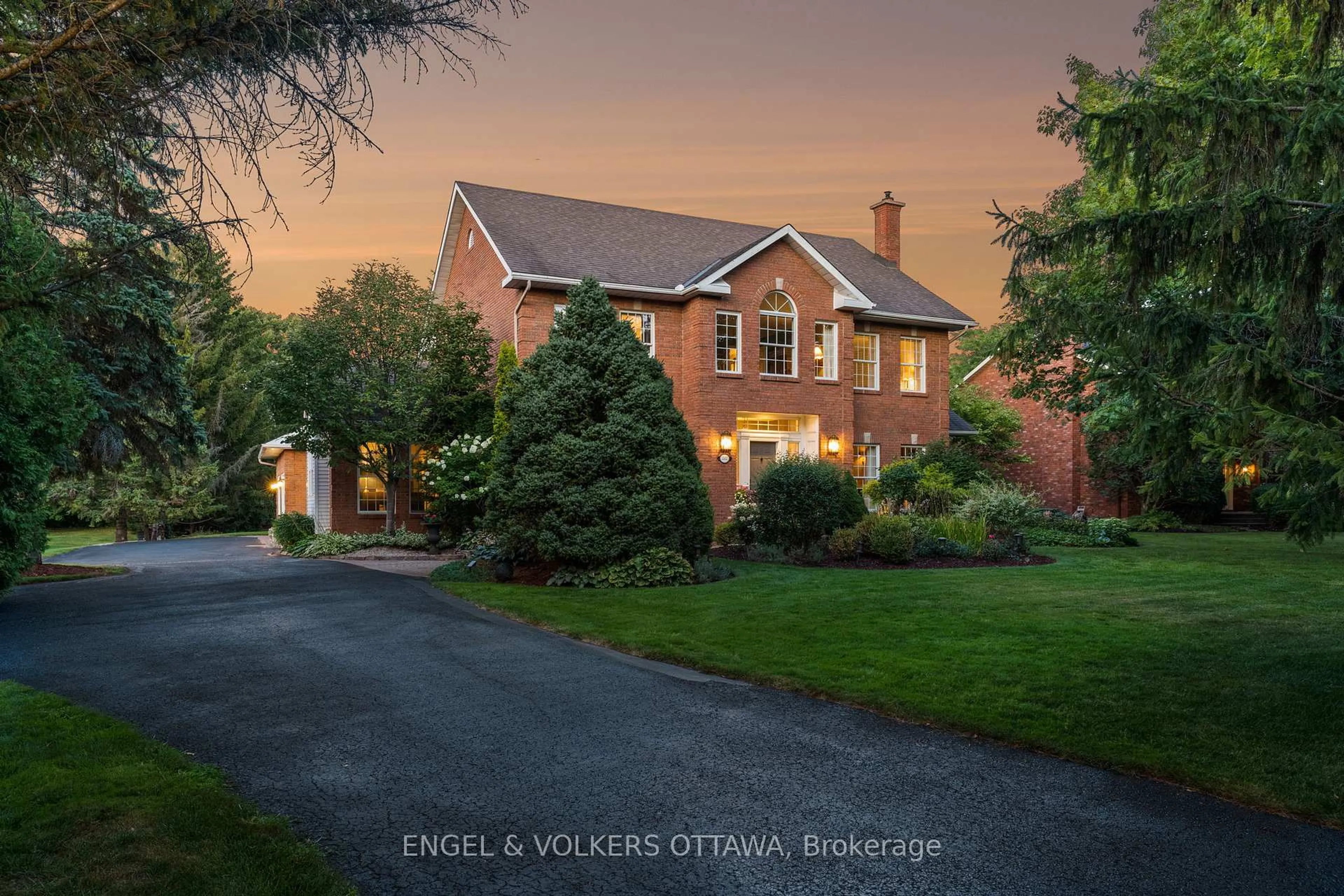 A pic from outside/outdoor area/front of a property/back of a property/a pic from drone, unknown for 5557 Pettapiece Cres, Ottawa Ontario K4M 1C5