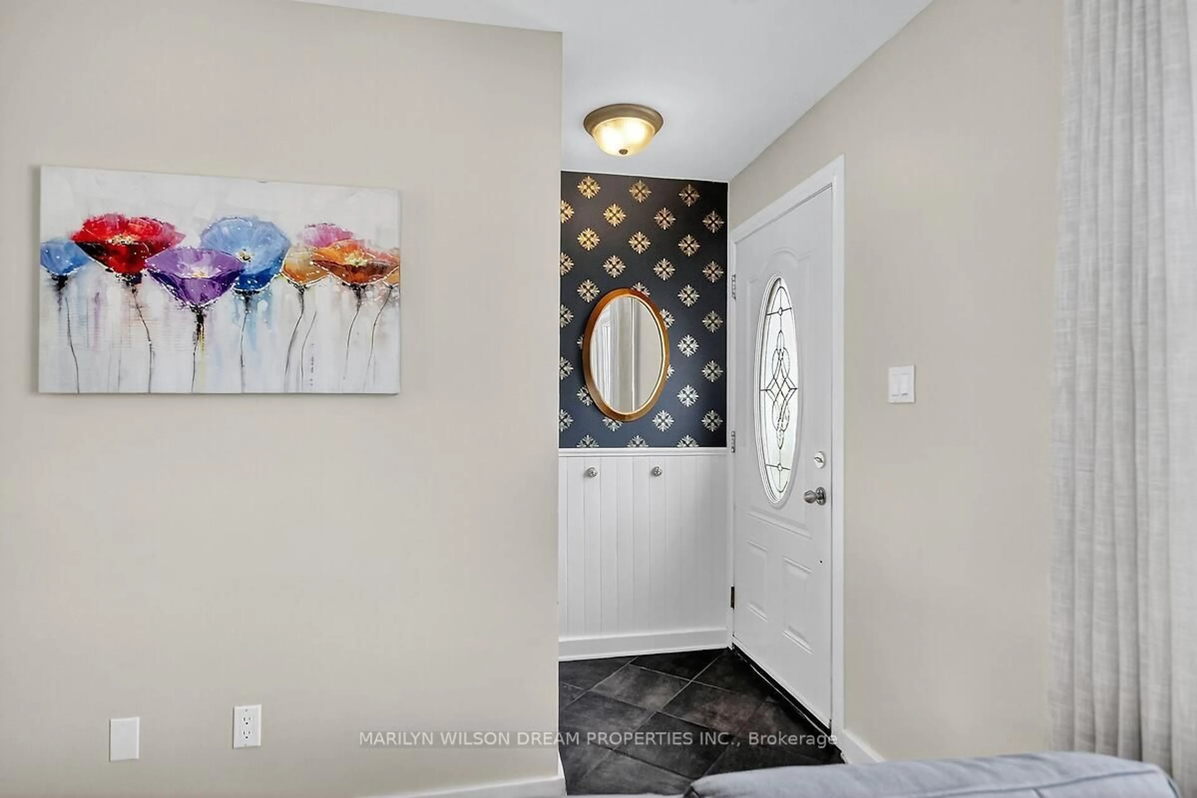 Indoor entryway for 1914 Rosebella Ave, Ottawa Ontario K1T 1G7