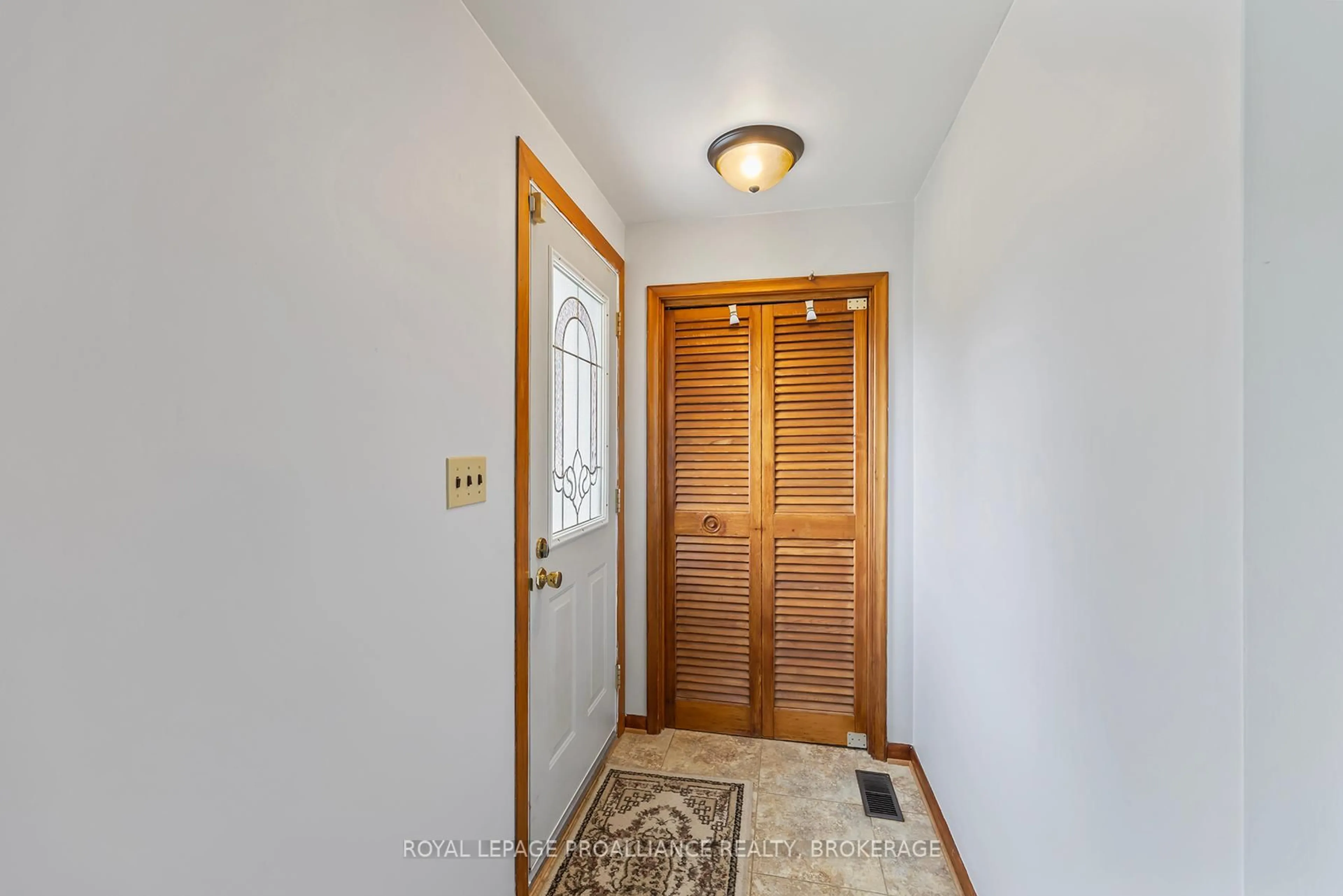 Indoor entryway for 50 Morden Cres, Loyalist Ontario K7N 1K2