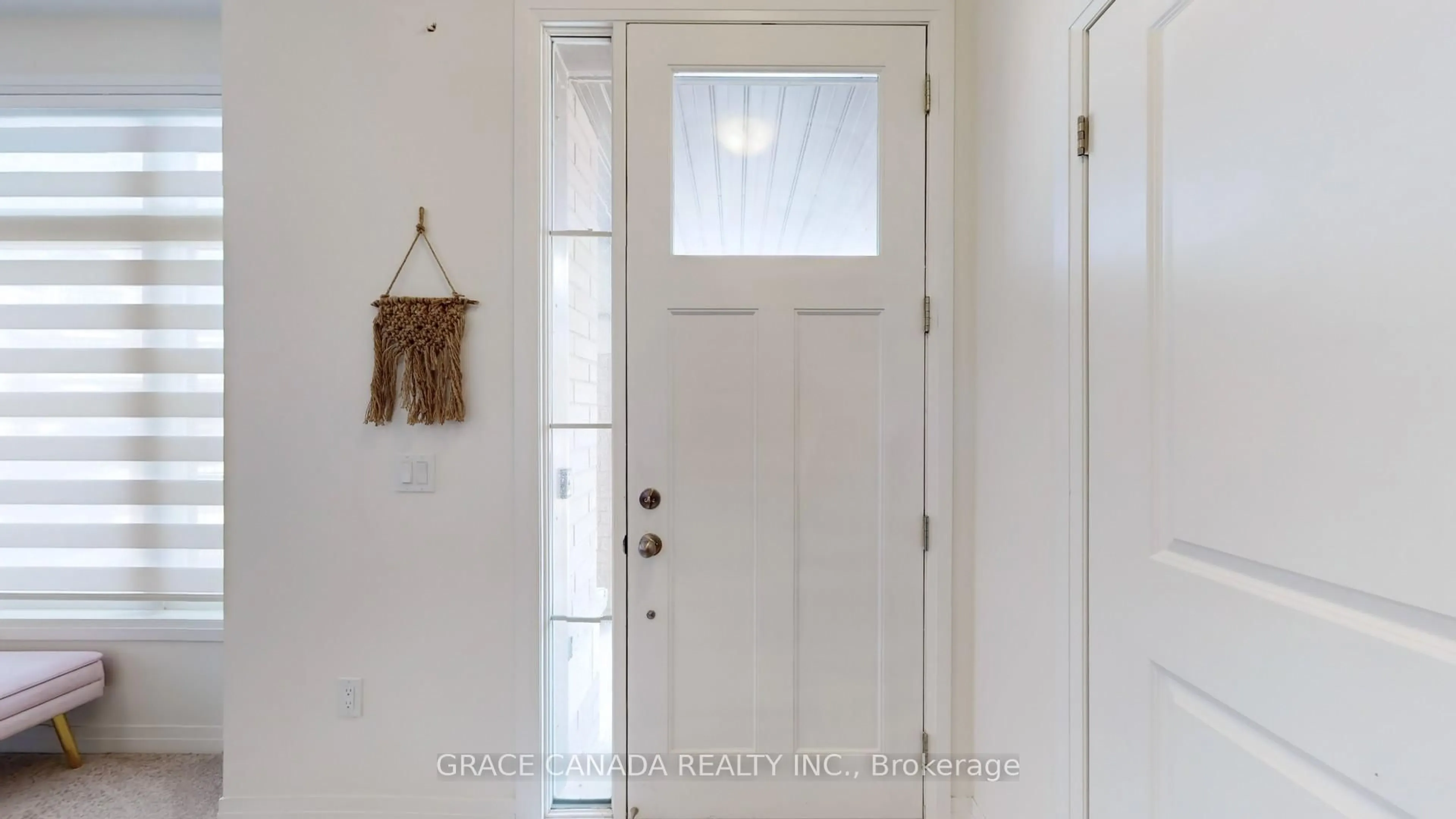Indoor entryway for 469 Provident Way, Hamilton Ontario L0R 1W0