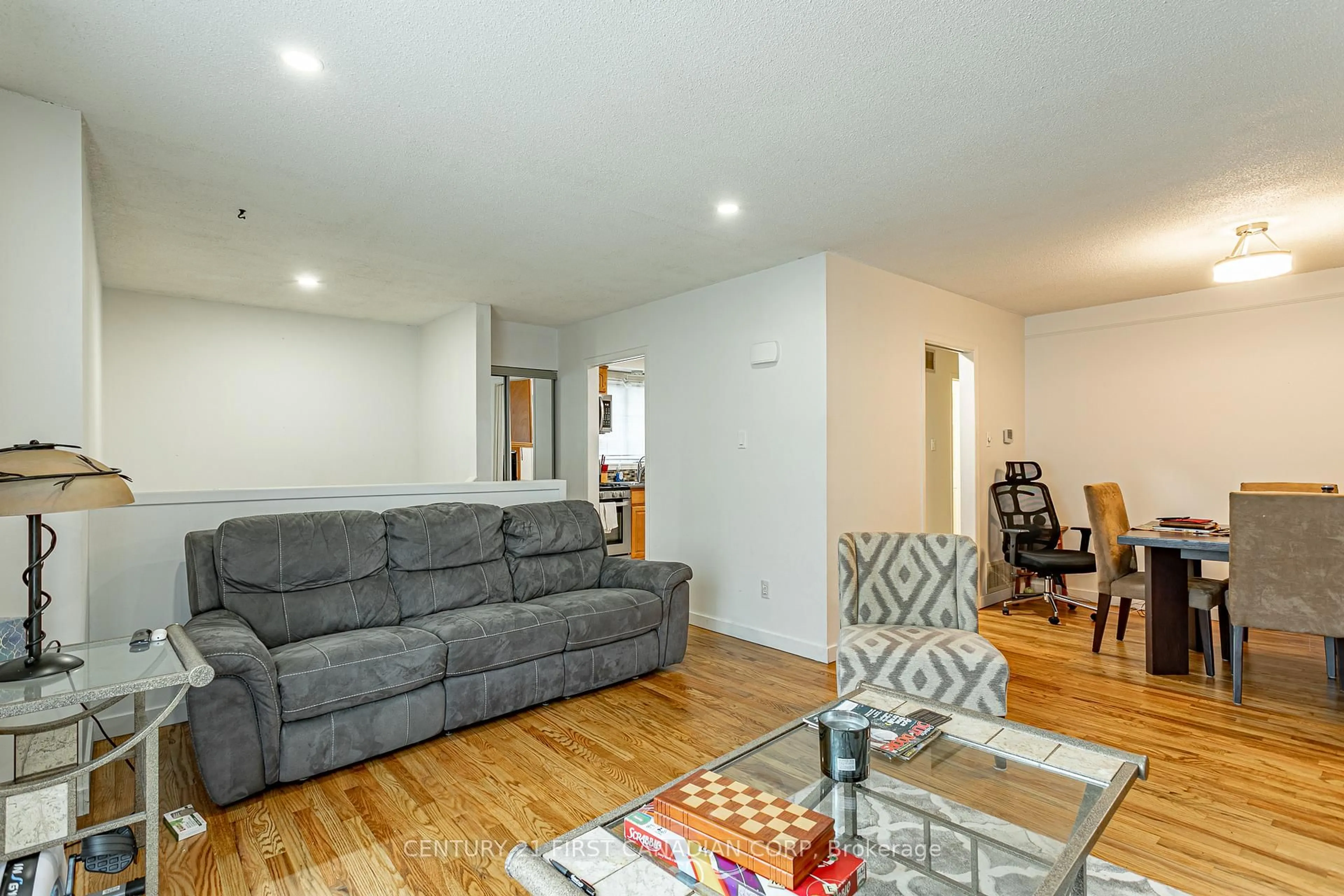 Living room with furniture, wood/laminate floor for 140 River Run Terr, London East Ontario N5W 5Z1