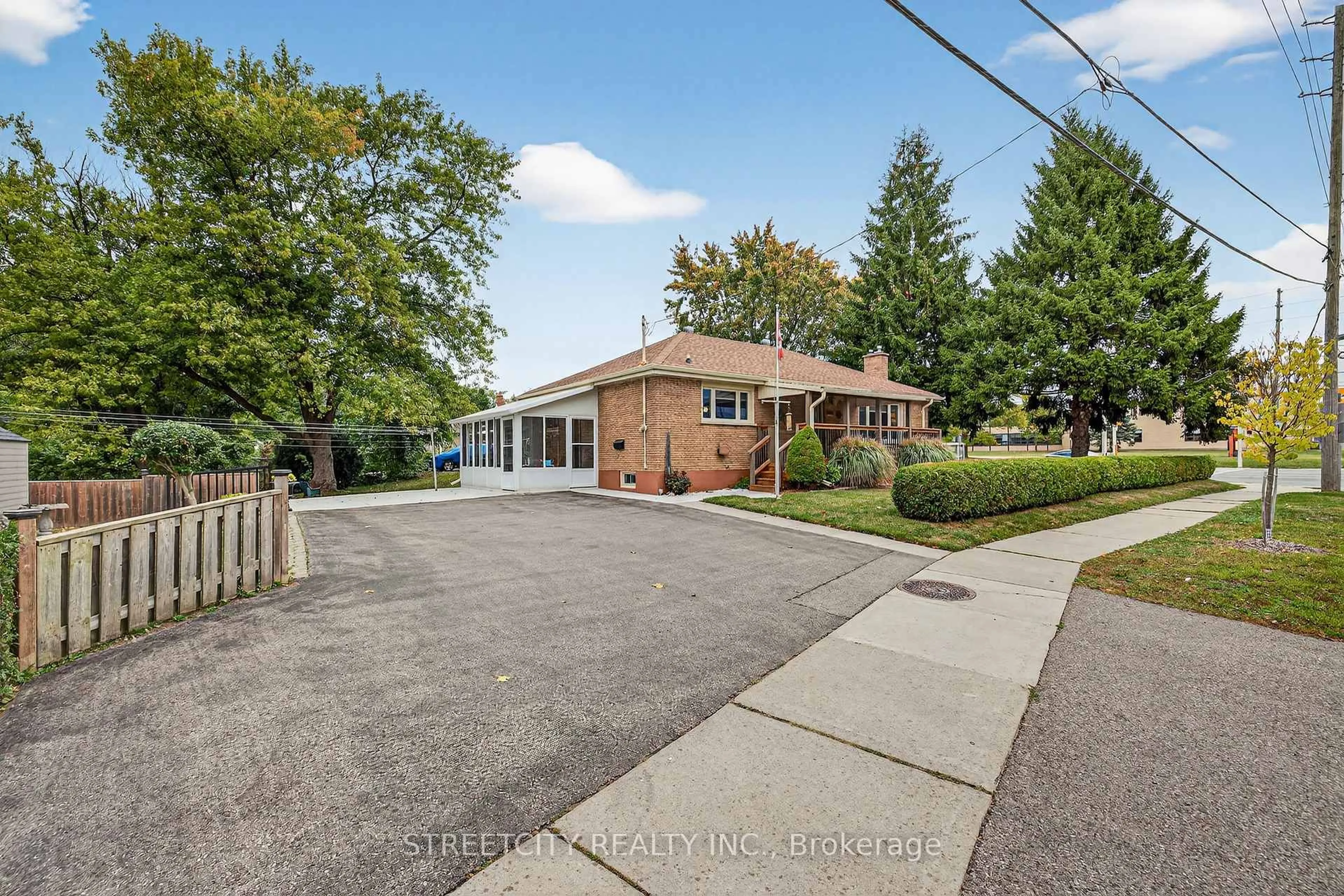 A pic from outside/outdoor area/front of a property/back of a property/a pic from drone, street for 1892 Wavell St, London East Ontario N5W 2E5