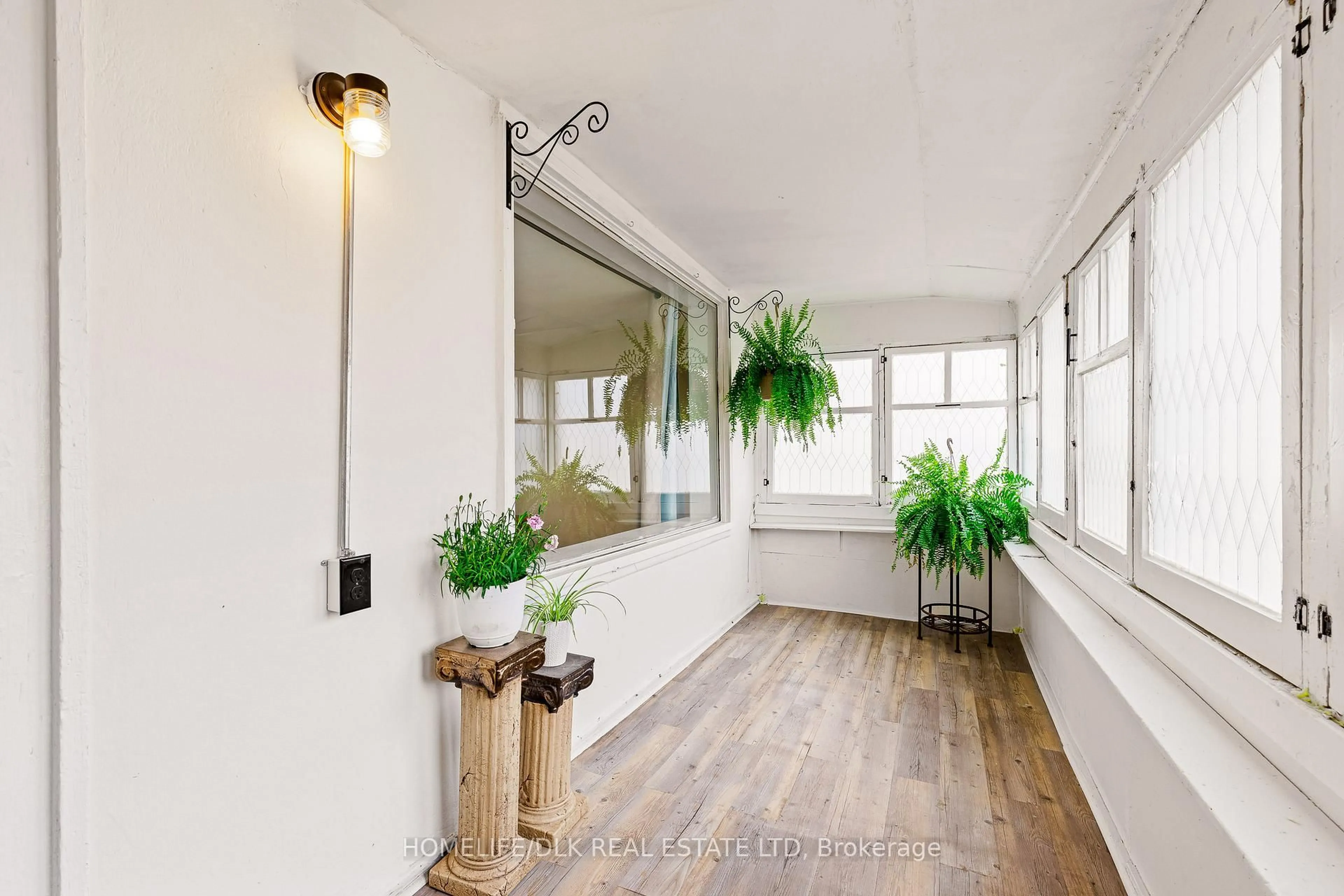 Indoor entryway for 34 Church St, Brockville Ontario K6V 3X6