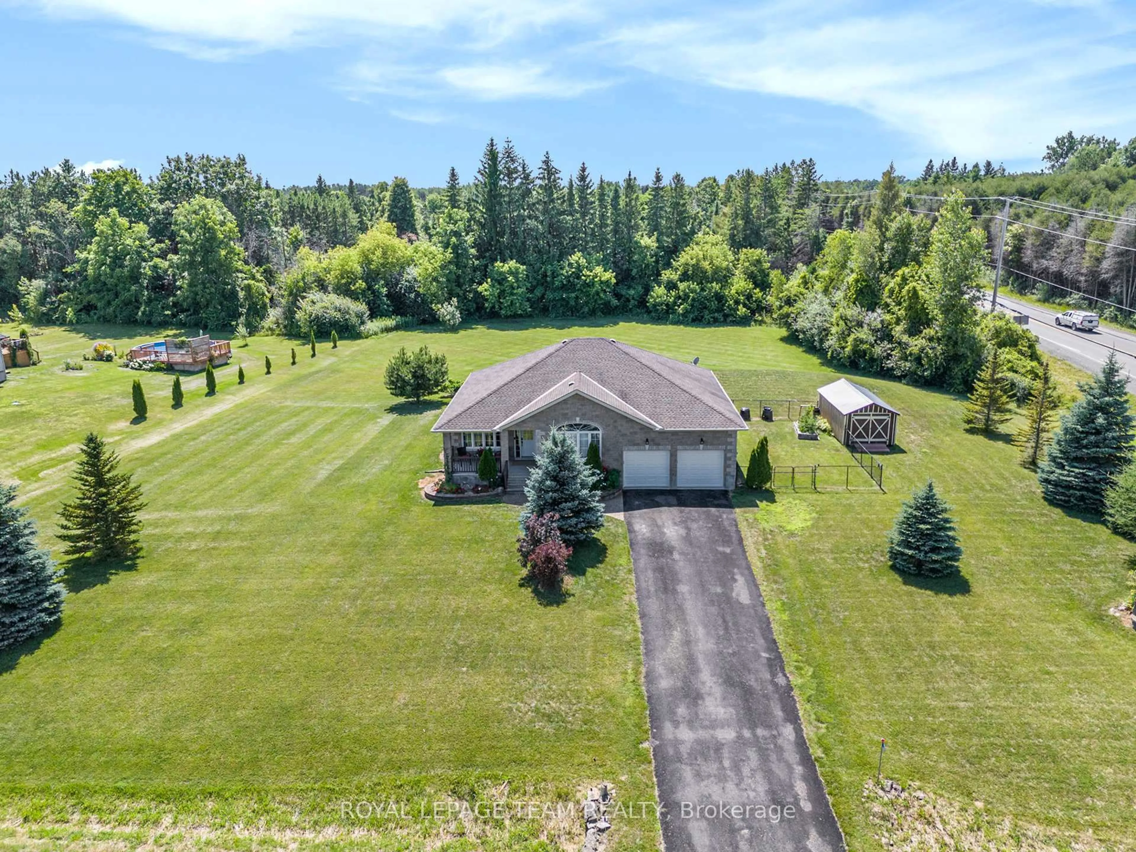 A pic from outside/outdoor area/front of a property/back of a property/a pic from drone, unknown for 124 STONEWALK Dr, North Grenville Ontario K0G 1J0