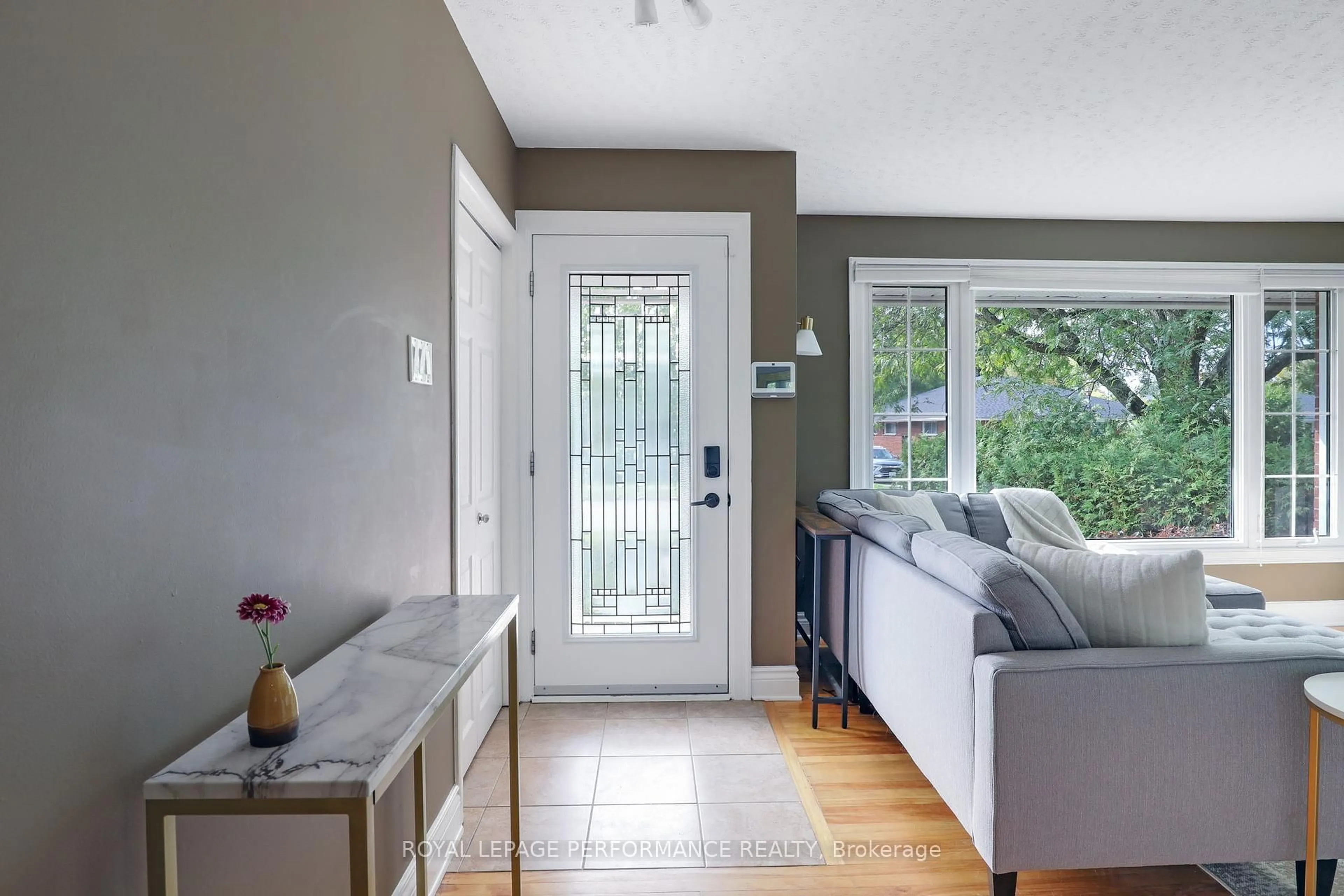 Indoor entryway for 1347 Highgate Rd, Ottawa Ontario K2C 2Y5
